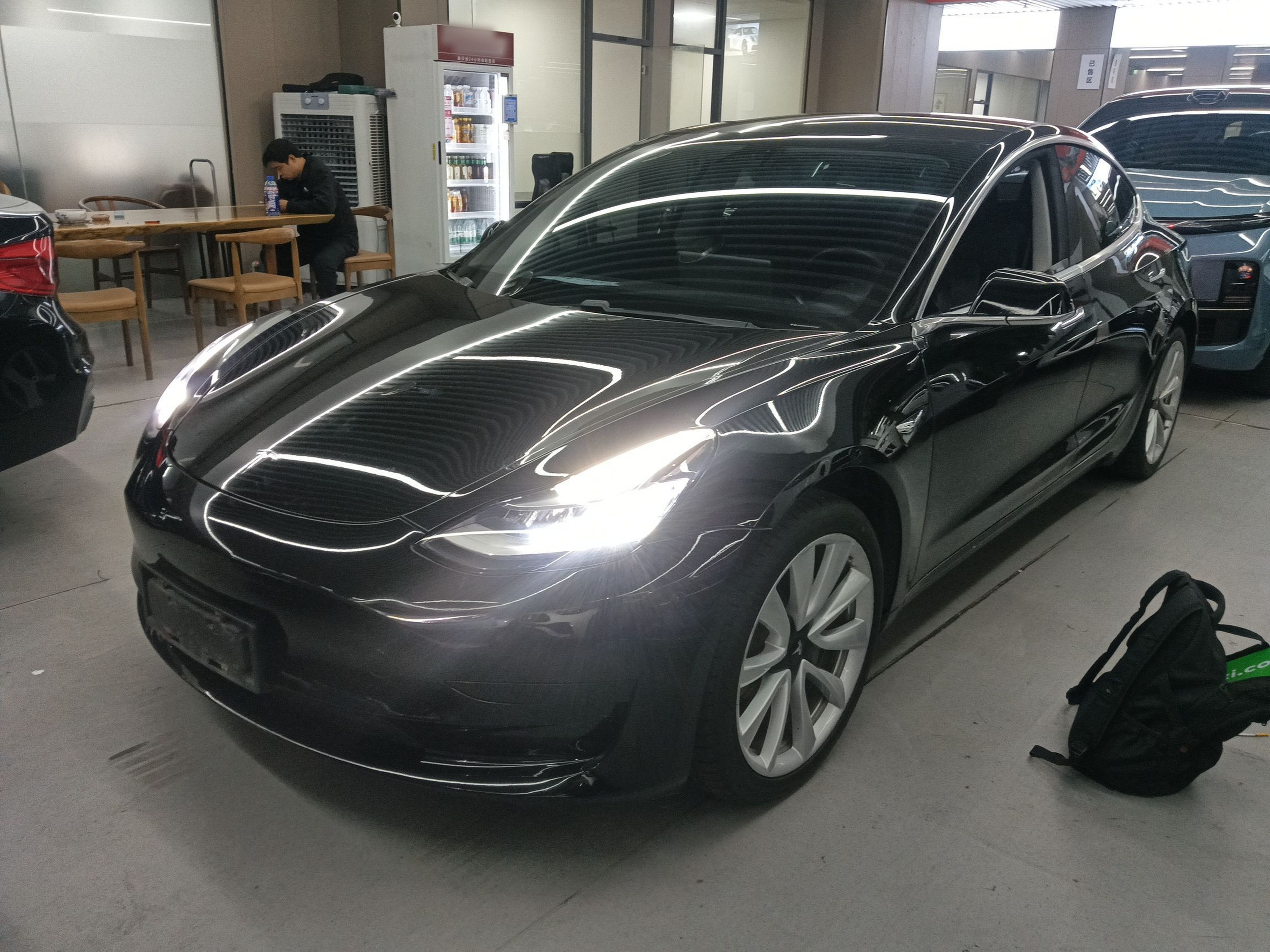 Под передней частью автомобиля