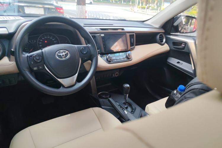 Used Toyota RAV4 2015 2.0L CVT Two-Wheel Drive Fashion Edition
