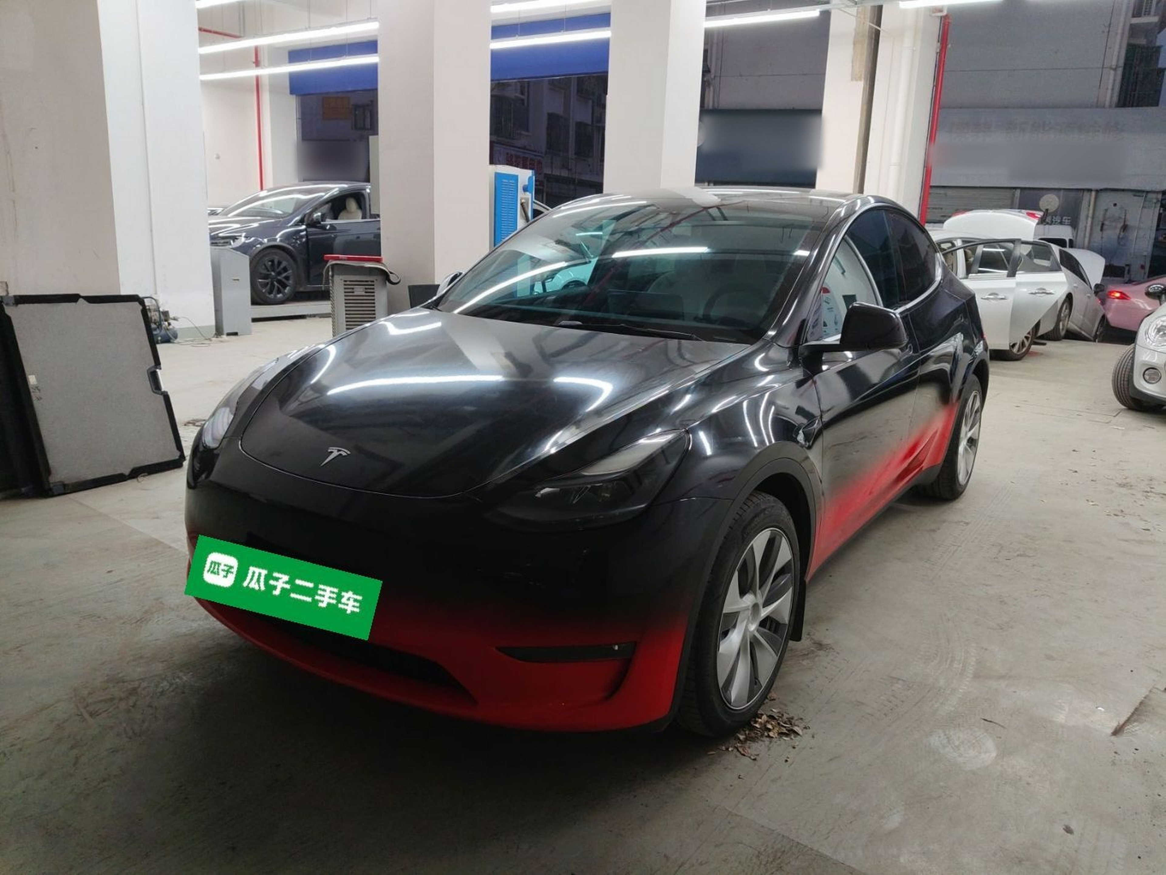 Под передней частью автомобиля