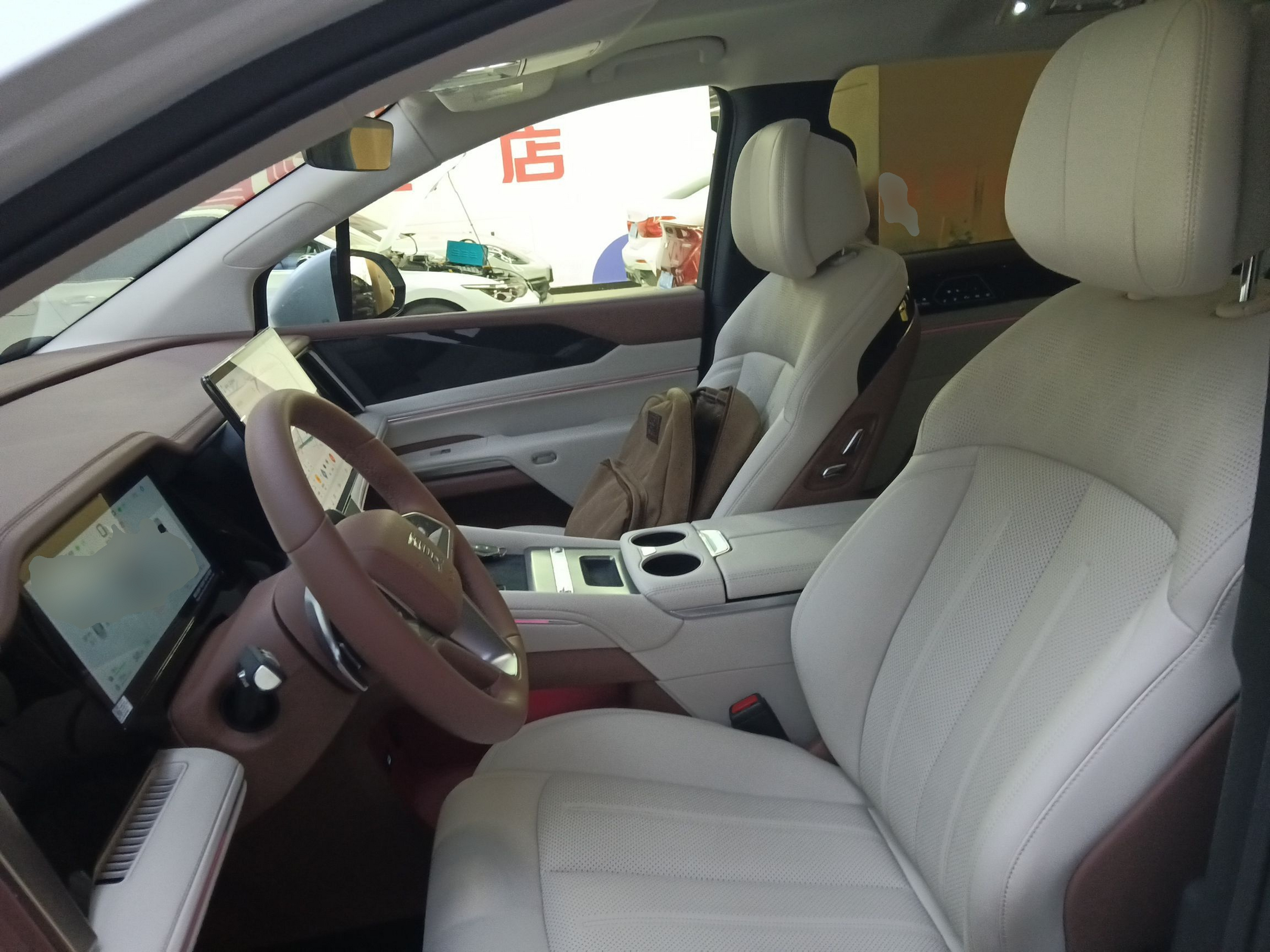 المقاعد الأمامية داخل السيارة