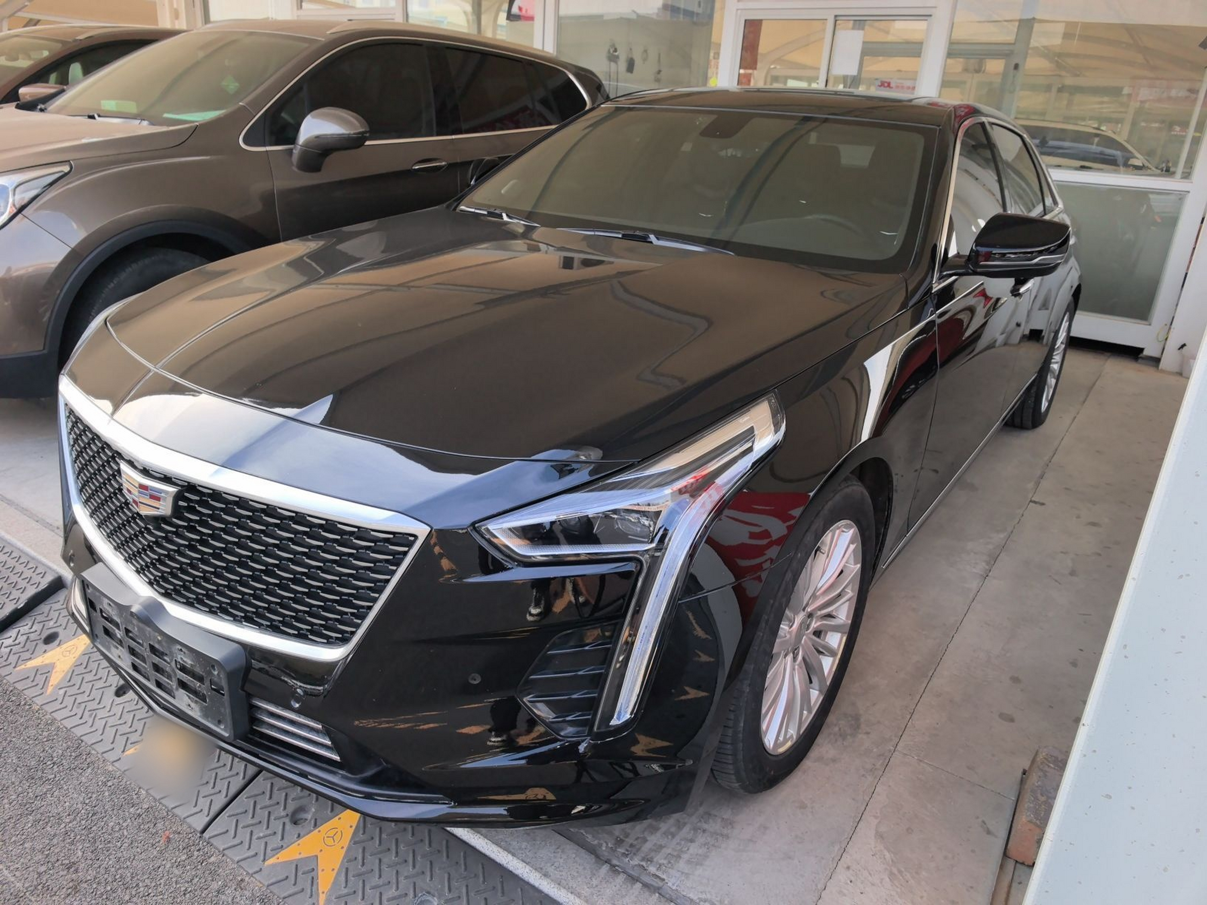 Под передней частью автомобиля