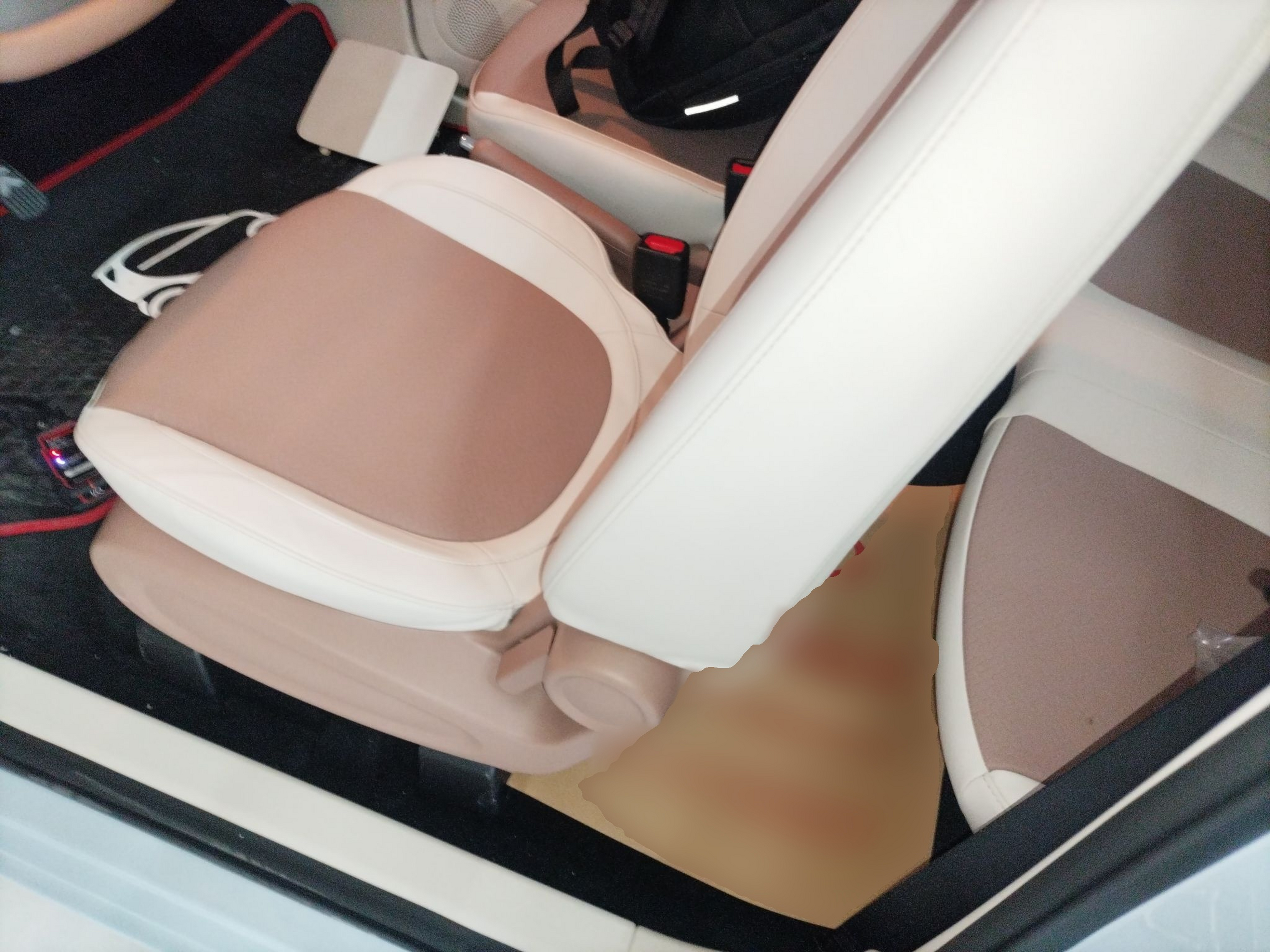 المقاعد الأمامية داخل السيارة