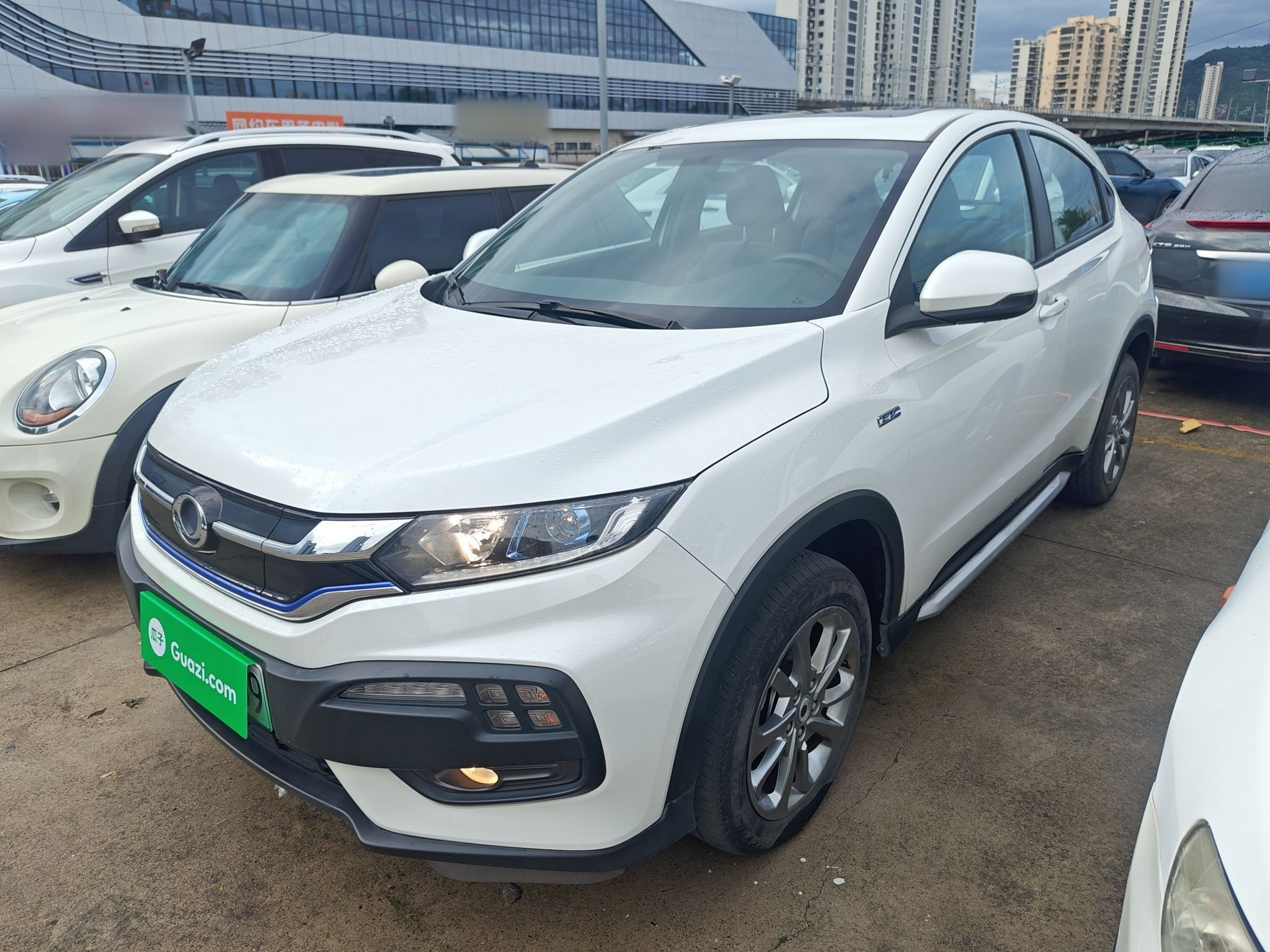 تحت مقدمة السيارة