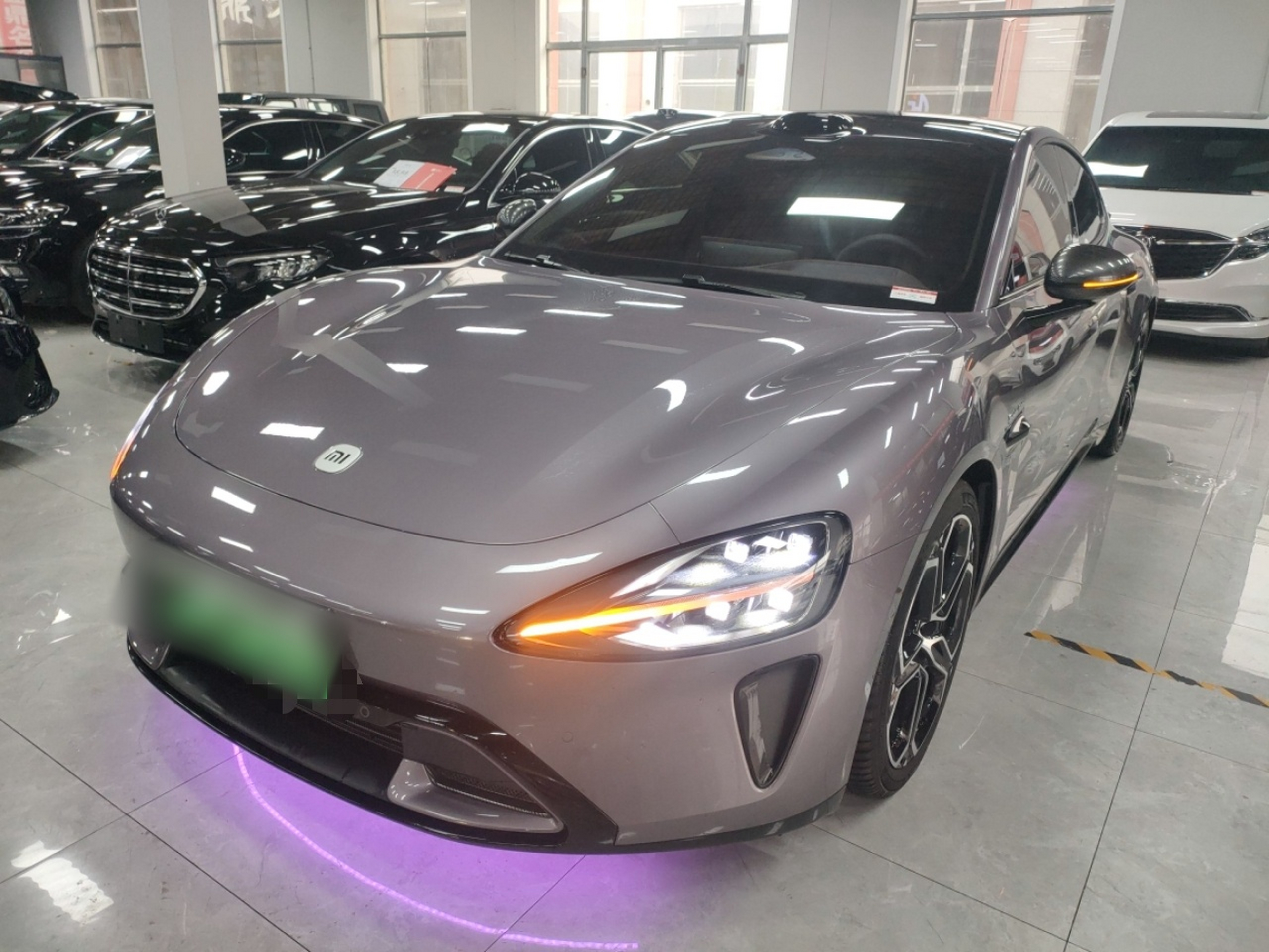 تحت مقدمة السيارة