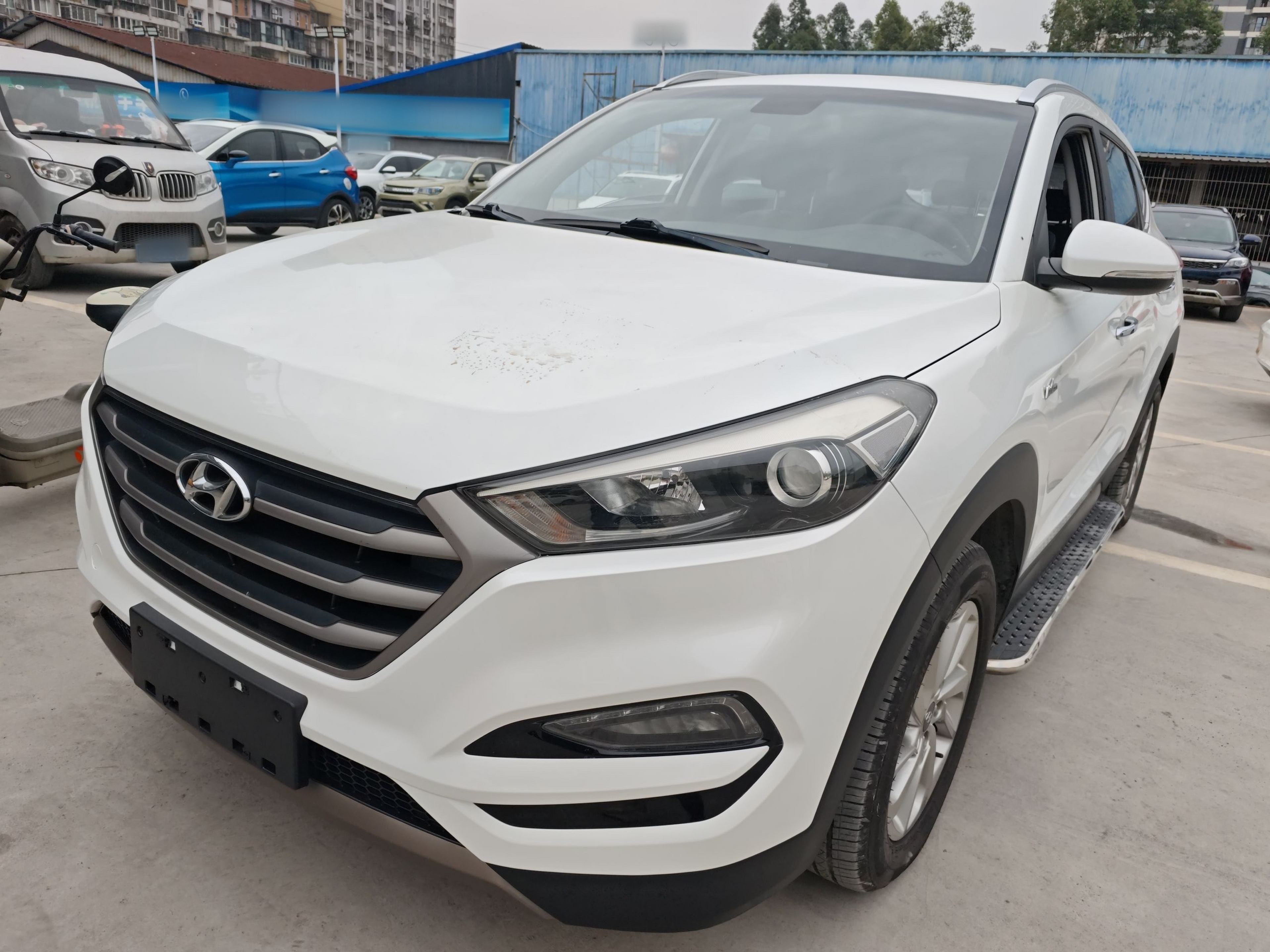 تحت مقدمة السيارة