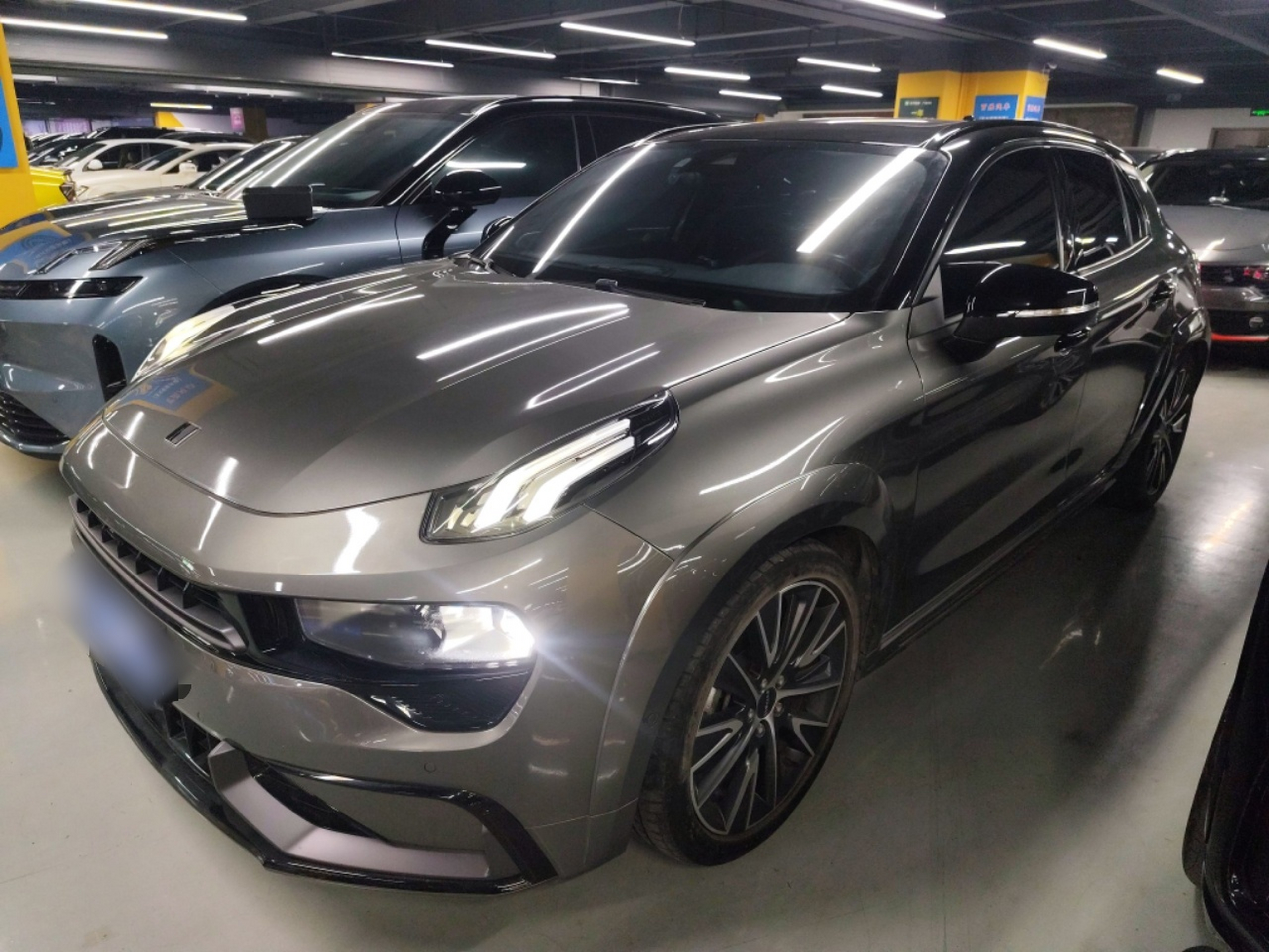 تحت مقدمة السيارة