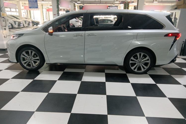 Used Toyota Sienna 2023 2.5L Hybrid Deluxe Edition
