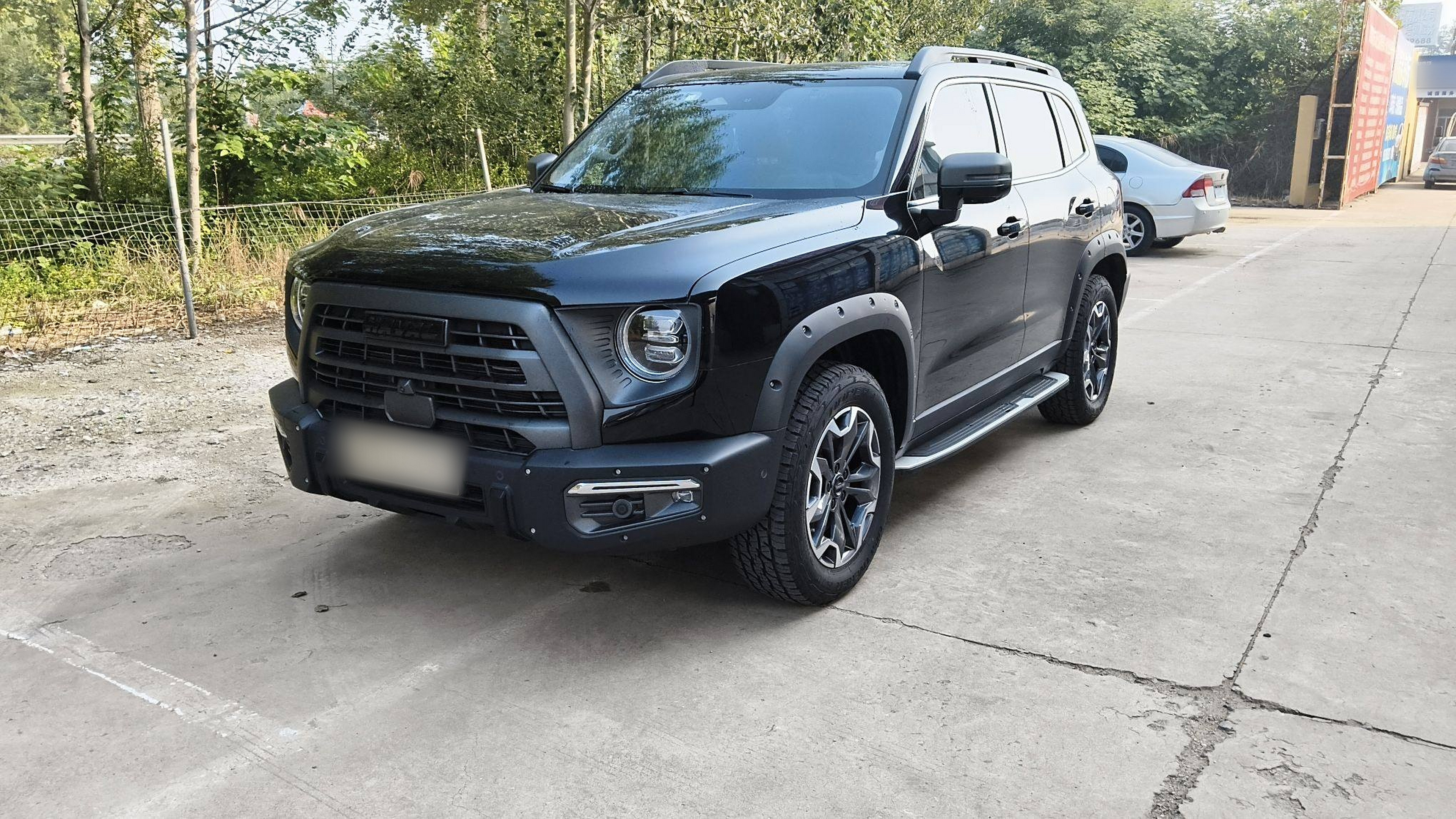 تحت مقدمة السيارة