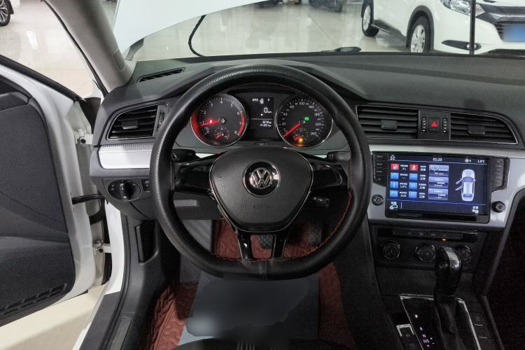 Used Volkswagen Lamando 2015 230TSI DSG Fashion Edition
