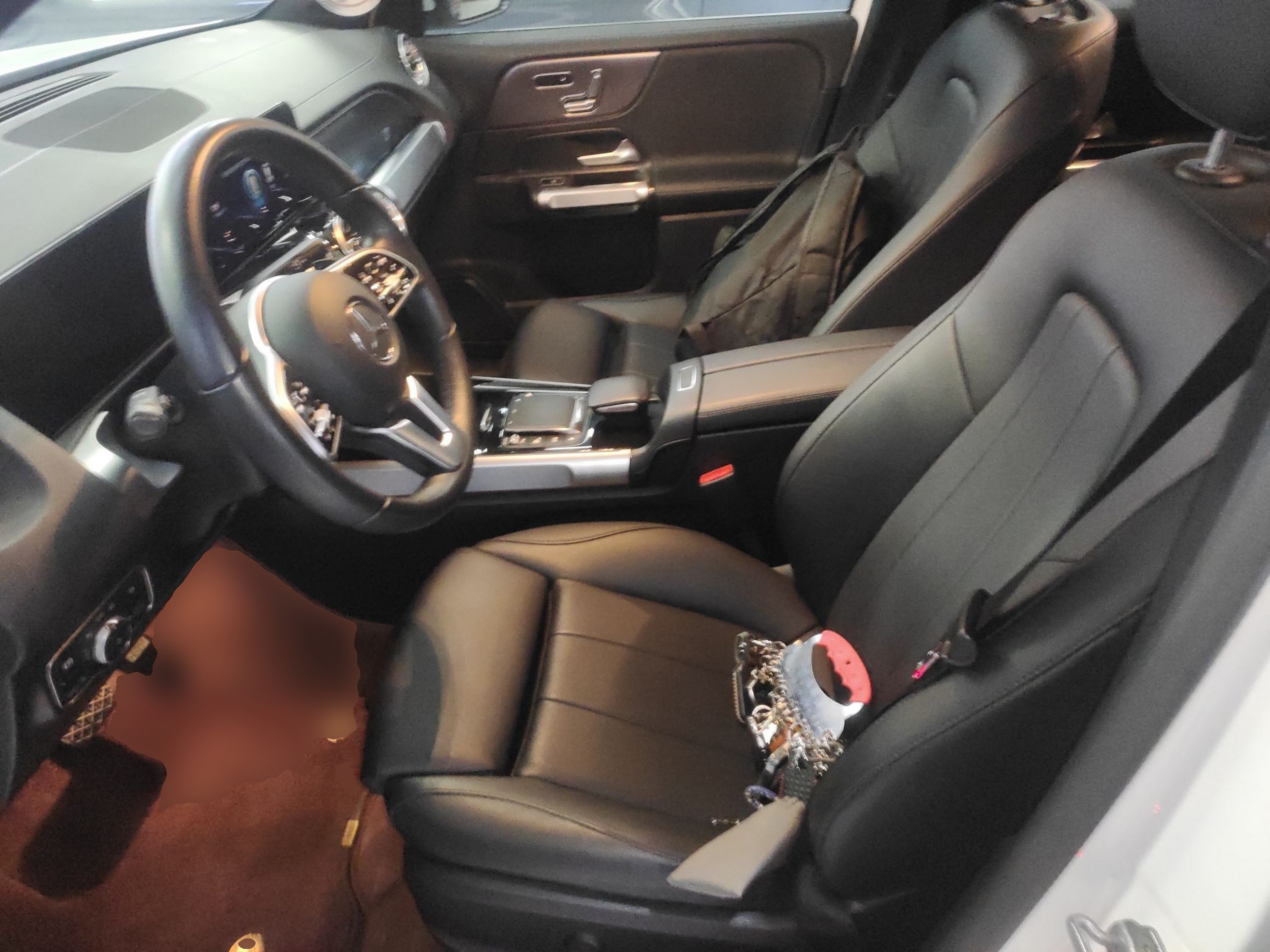 المقاعد الأمامية داخل السيارة