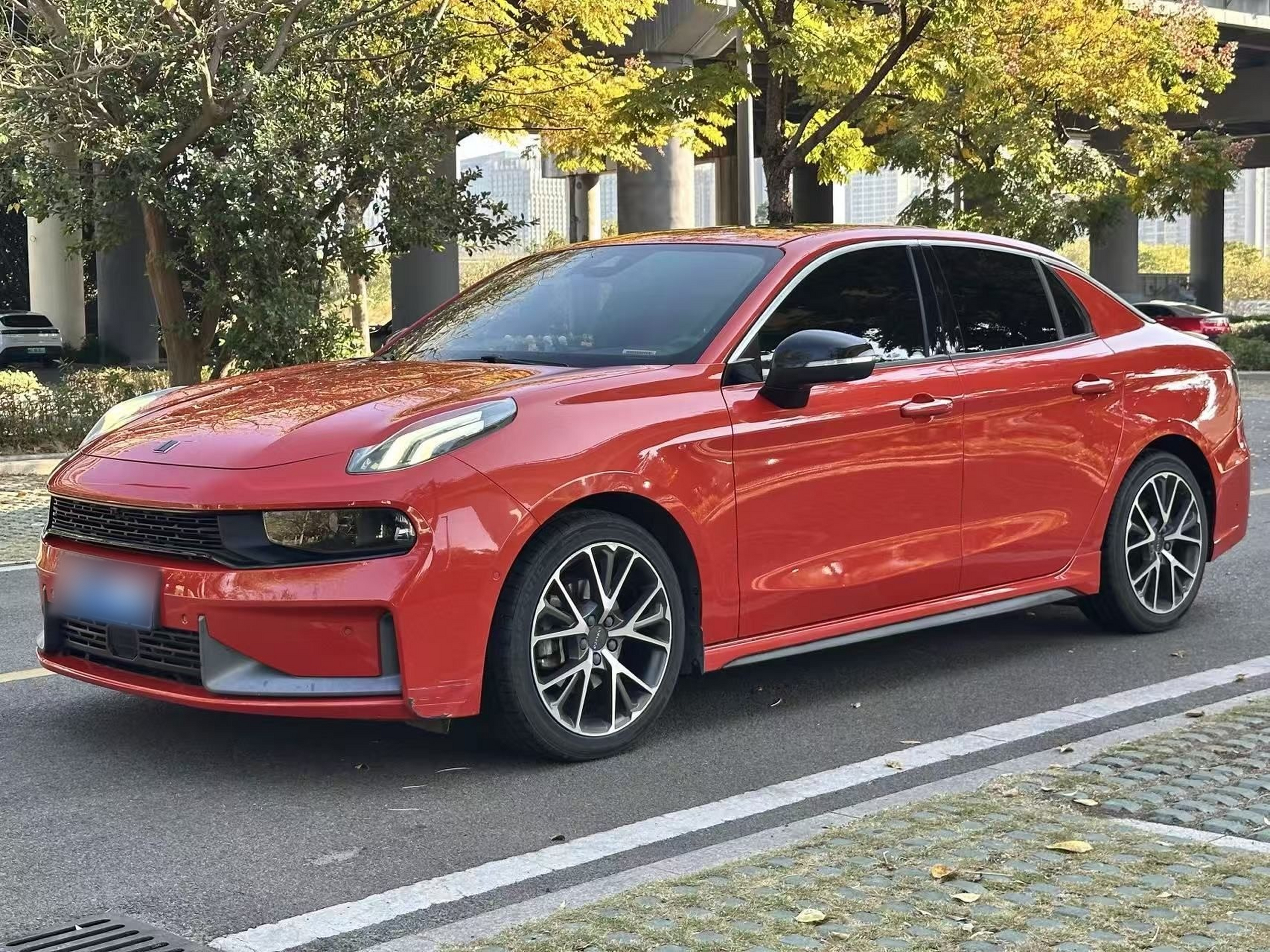 Под передней частью автомобиля