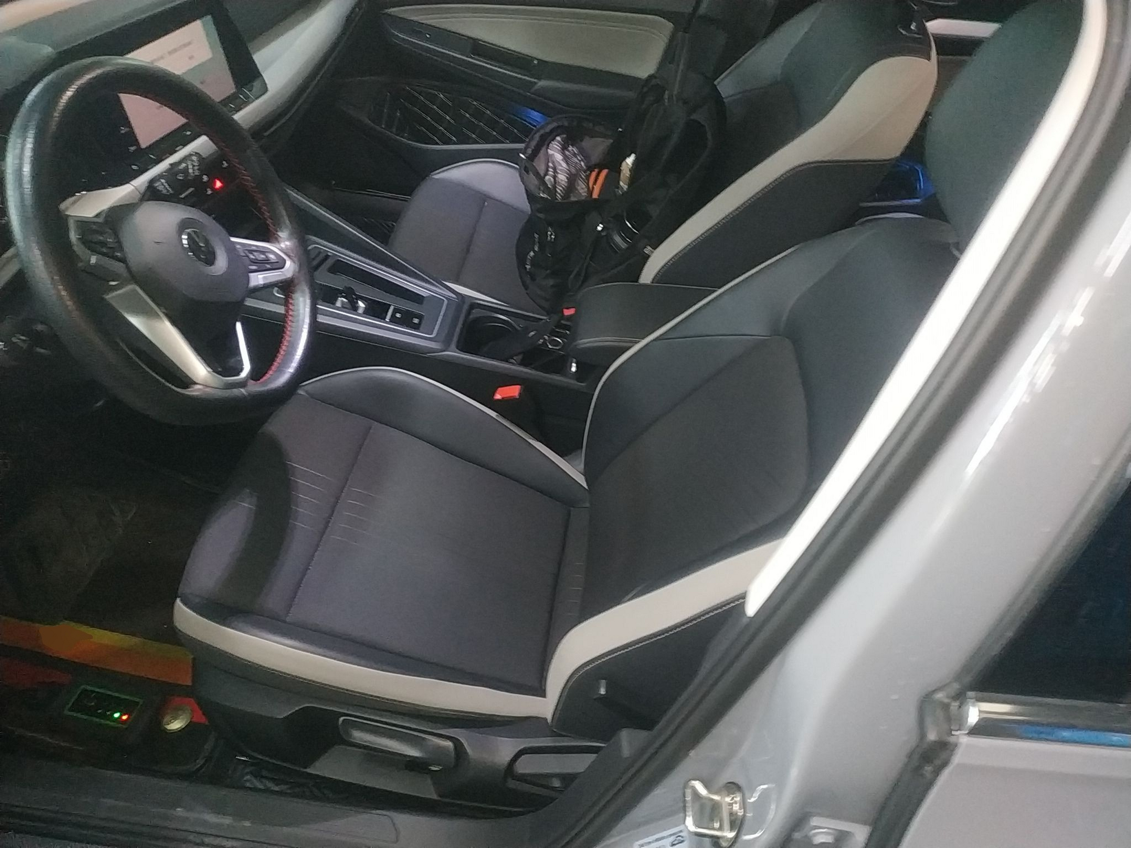 المقاعد الأمامية داخل السيارة