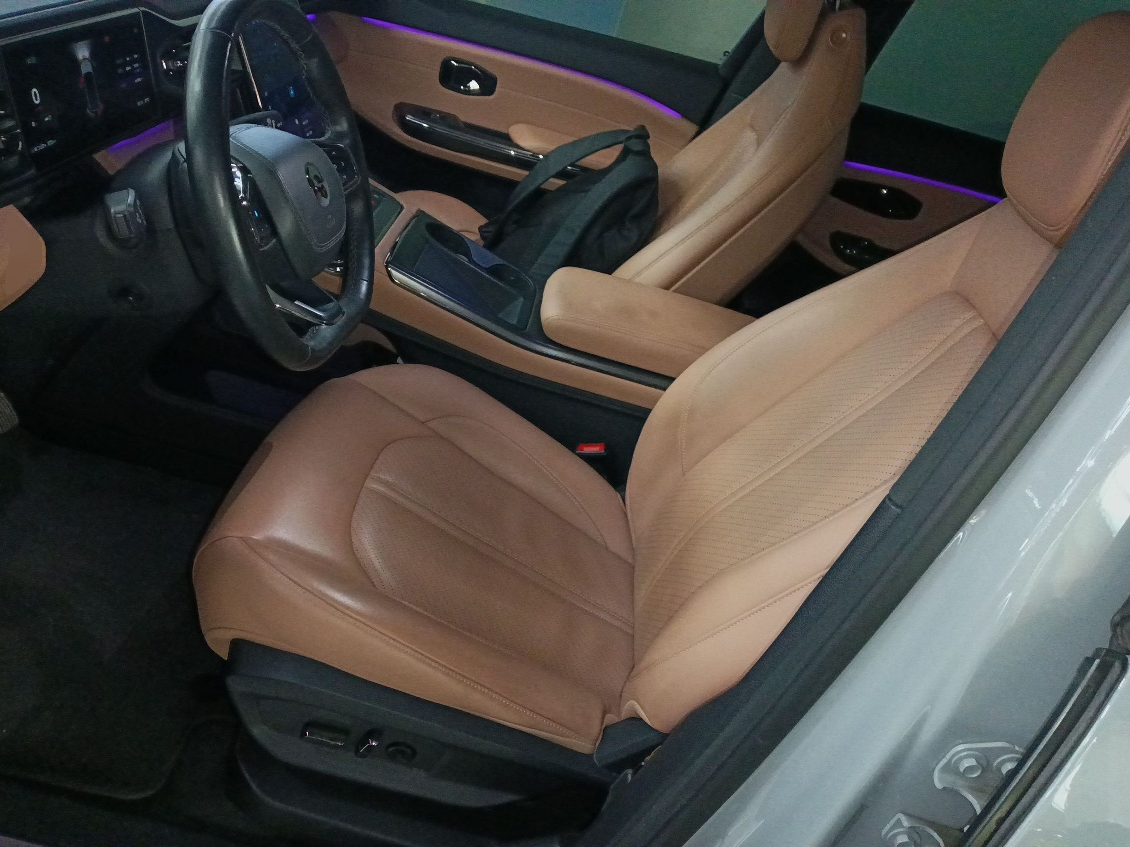 المقاعد الأمامية داخل السيارة