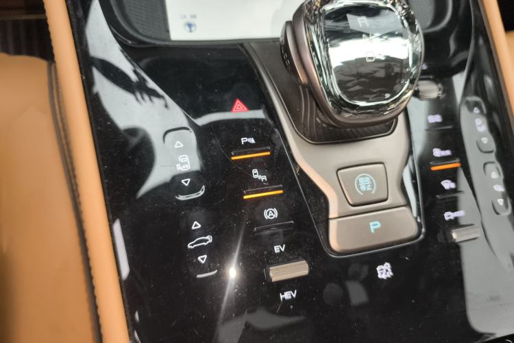 Used Denza D9 2022 DM-i 1040 Prestige Model
