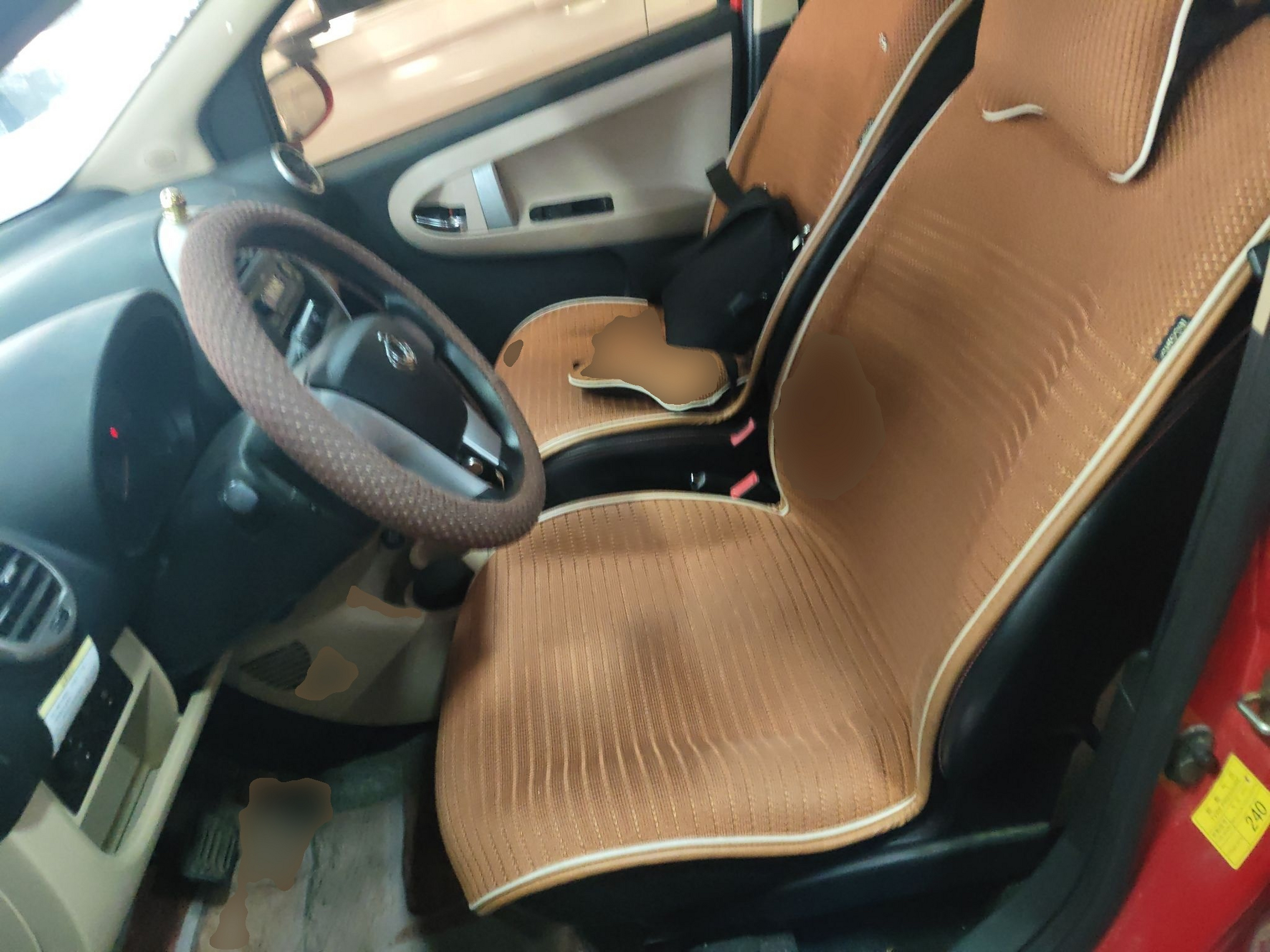 المقاعد الأمامية داخل السيارة