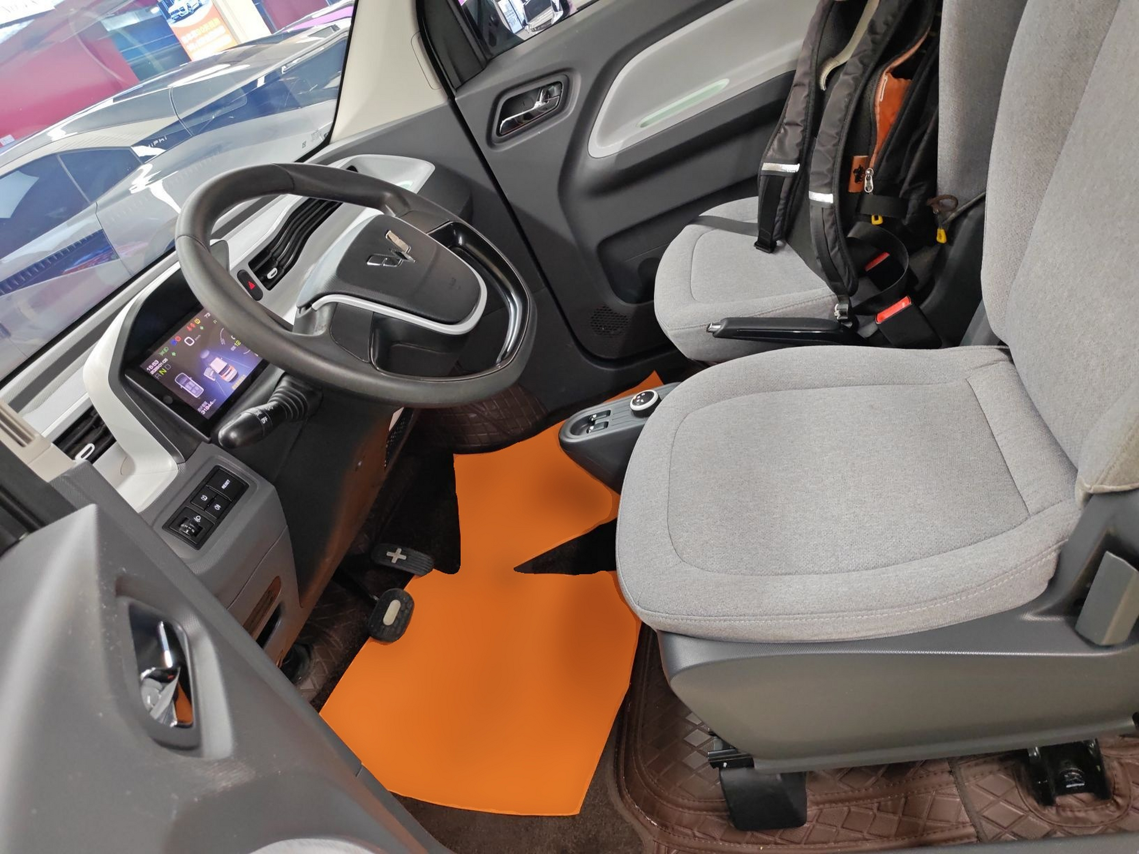 المقاعد الأمامية داخل السيارة