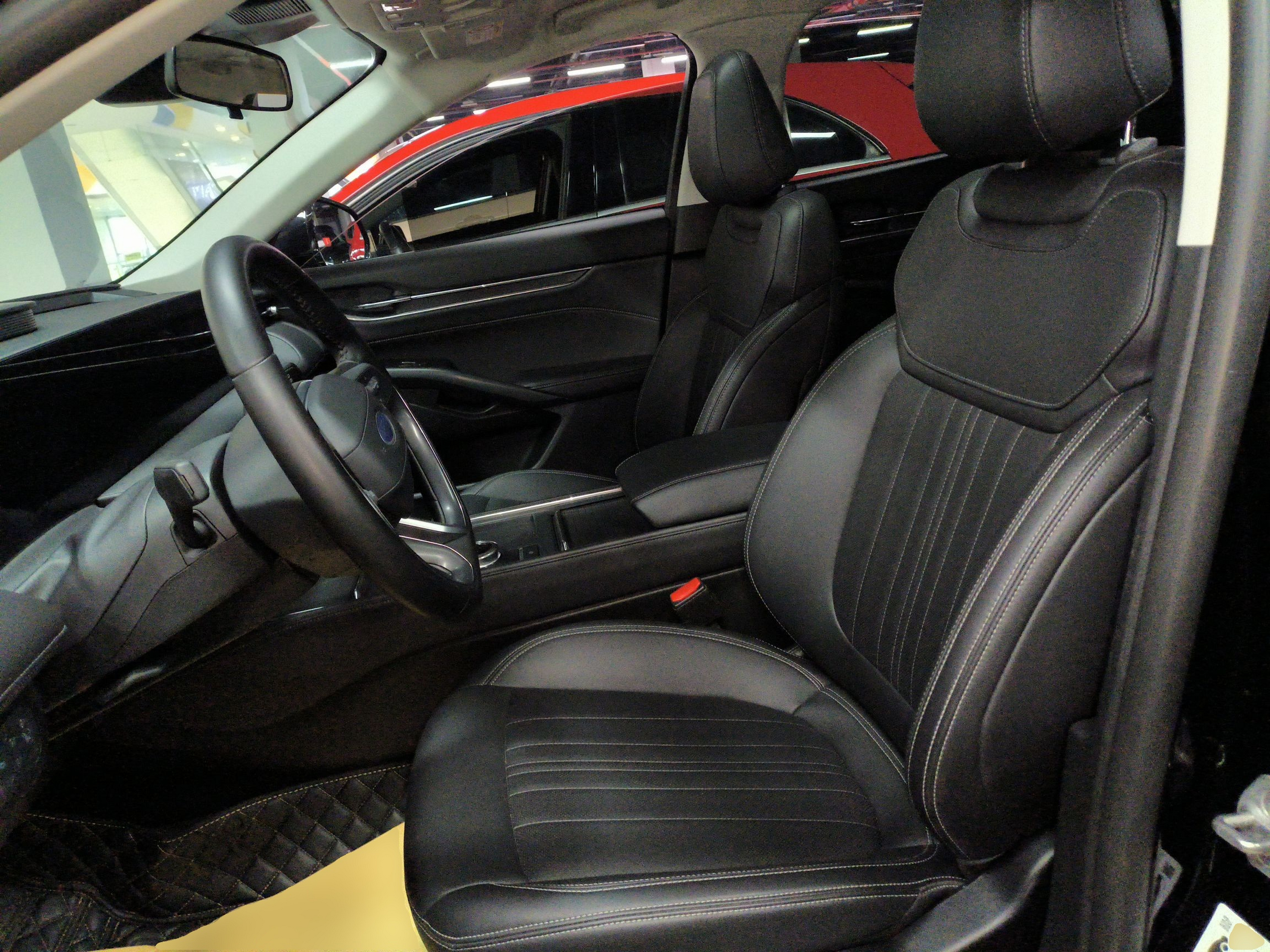 المقاعد الأمامية داخل السيارة