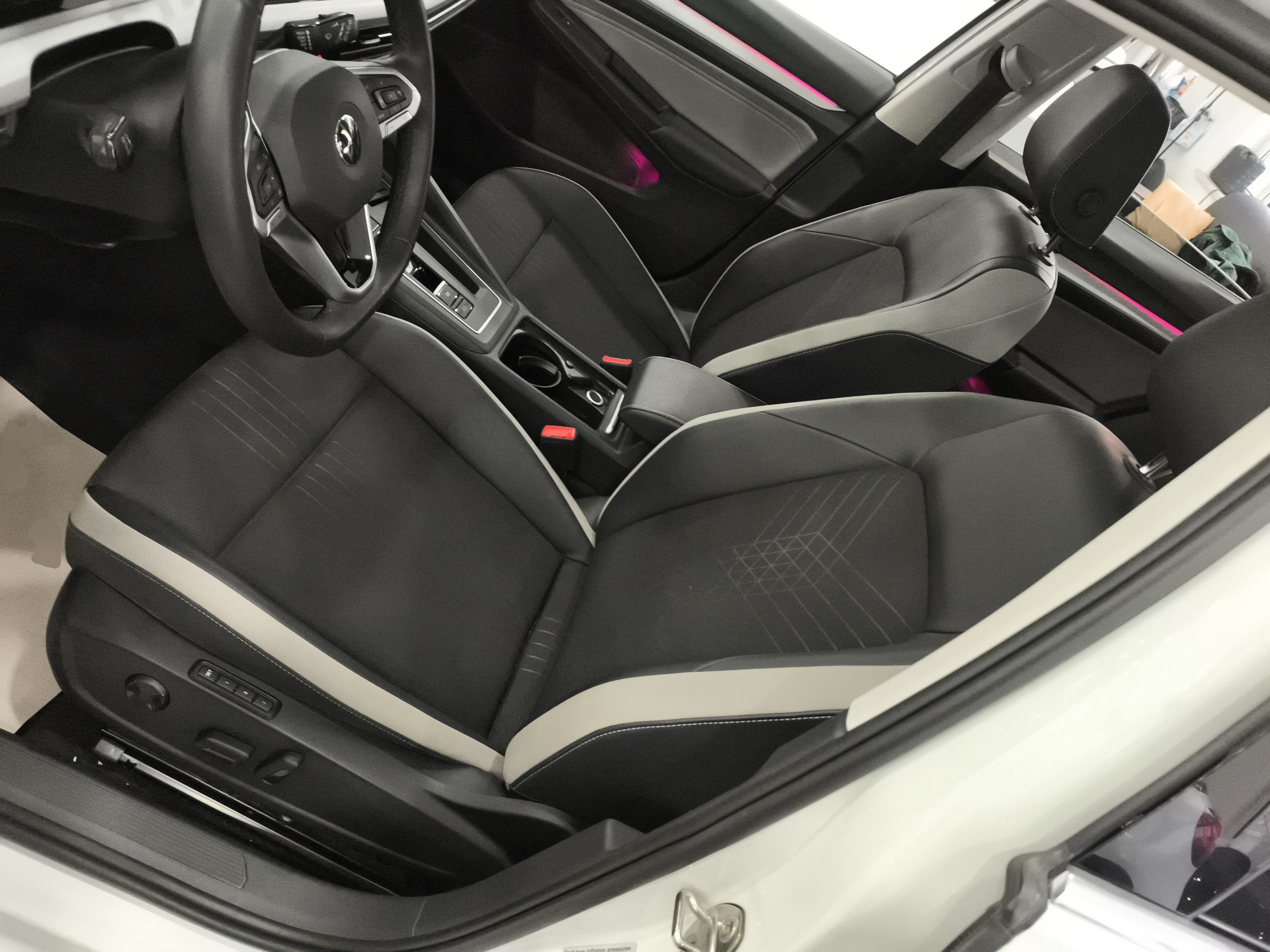 المقاعد الأمامية داخل السيارة