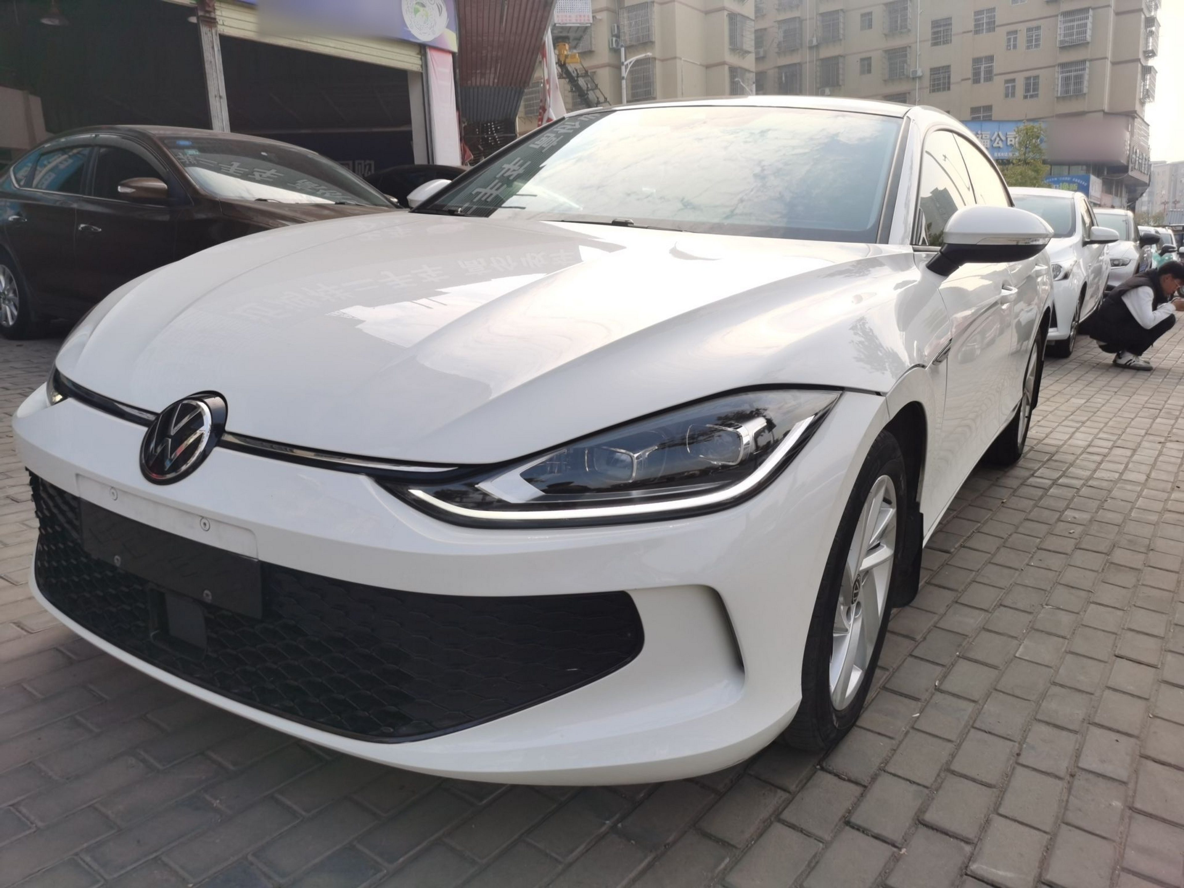 Под передней частью автомобиля