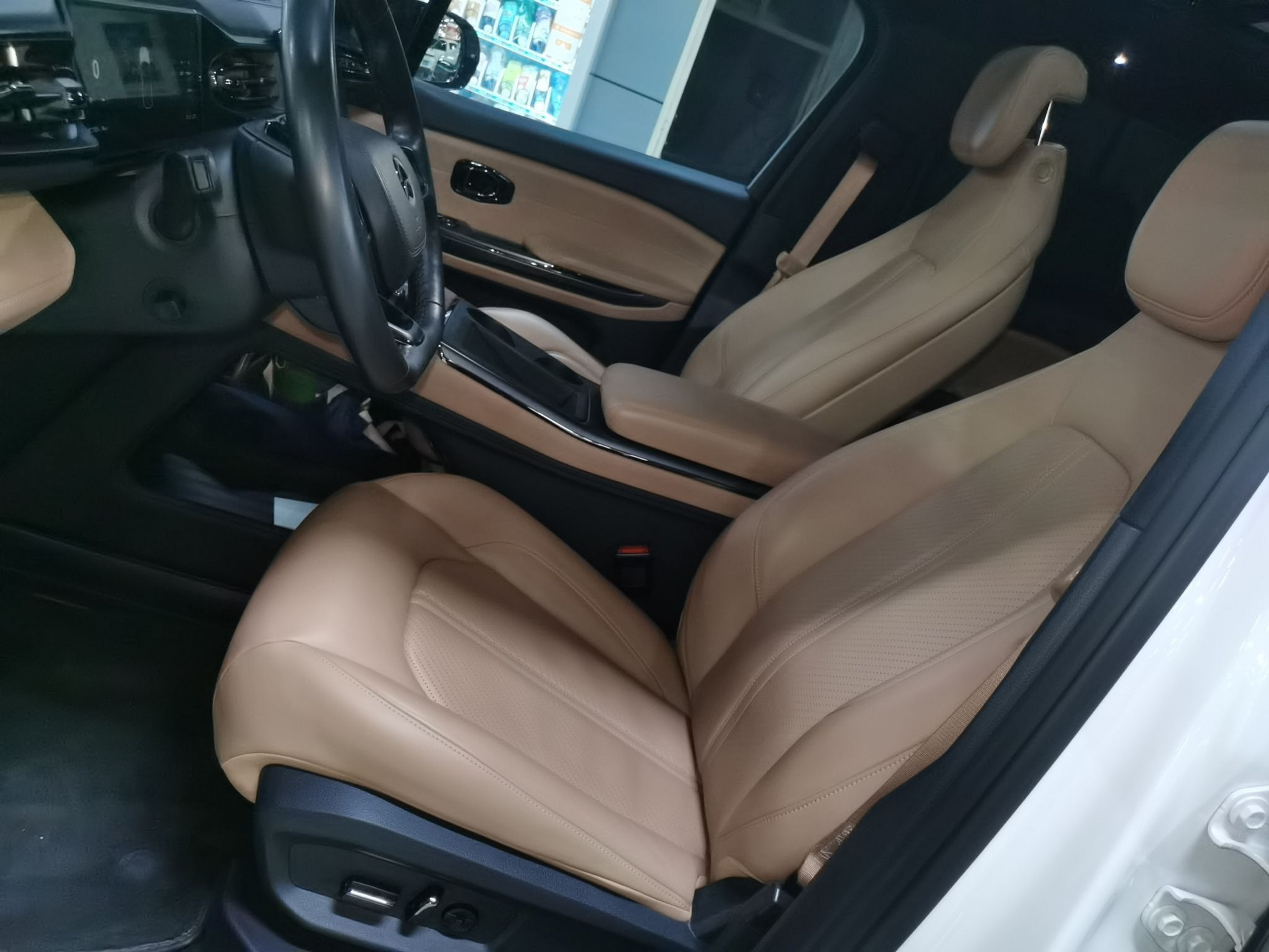 Переднее сиденье в автомобиле