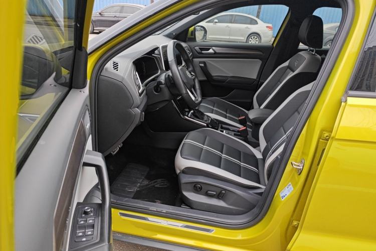 Used Volkswagen T-ROC 2023 300TSI DSG Two-Wheel Drive Starlight Edition
