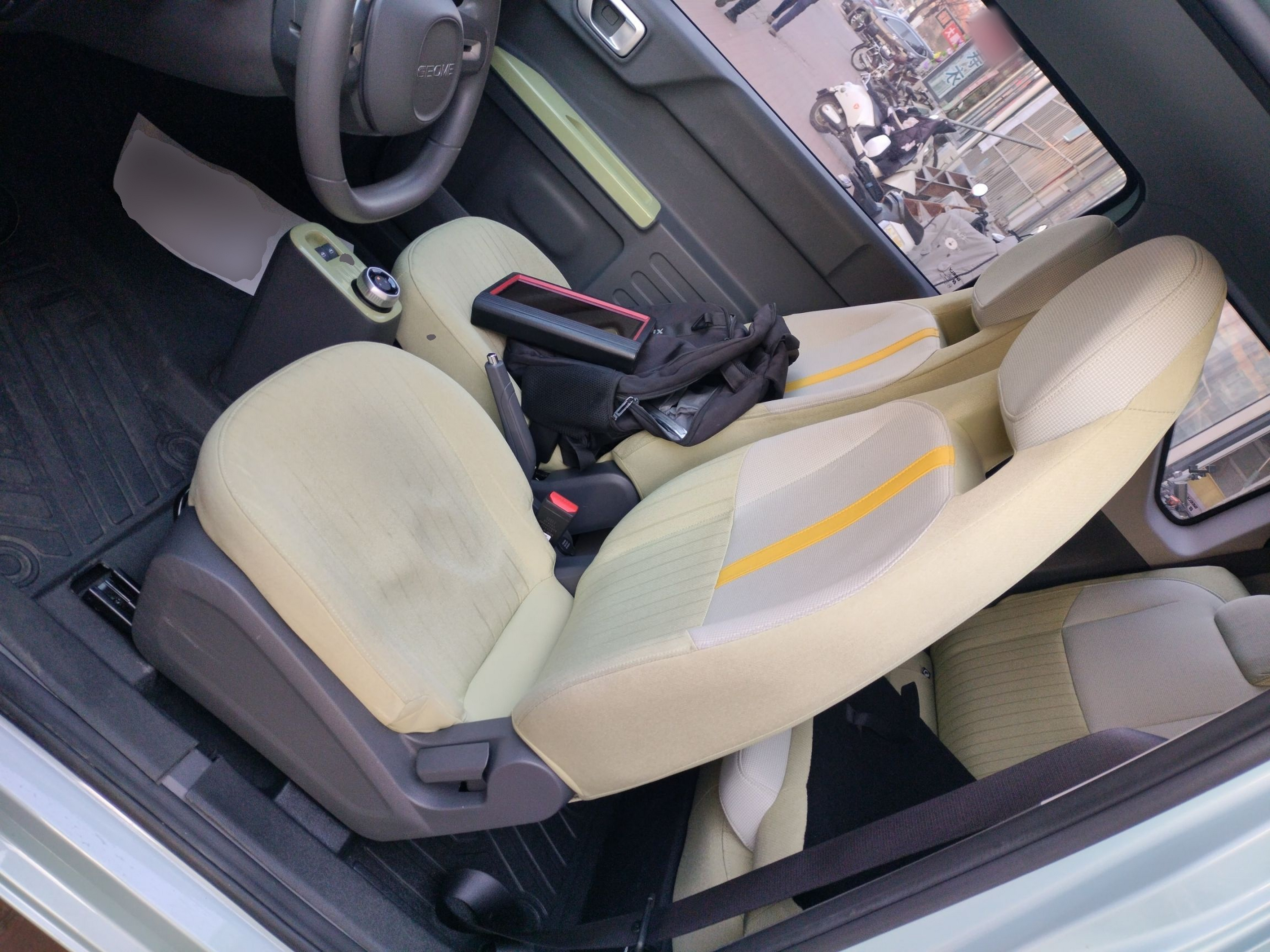 المقاعد الأمامية داخل السيارة