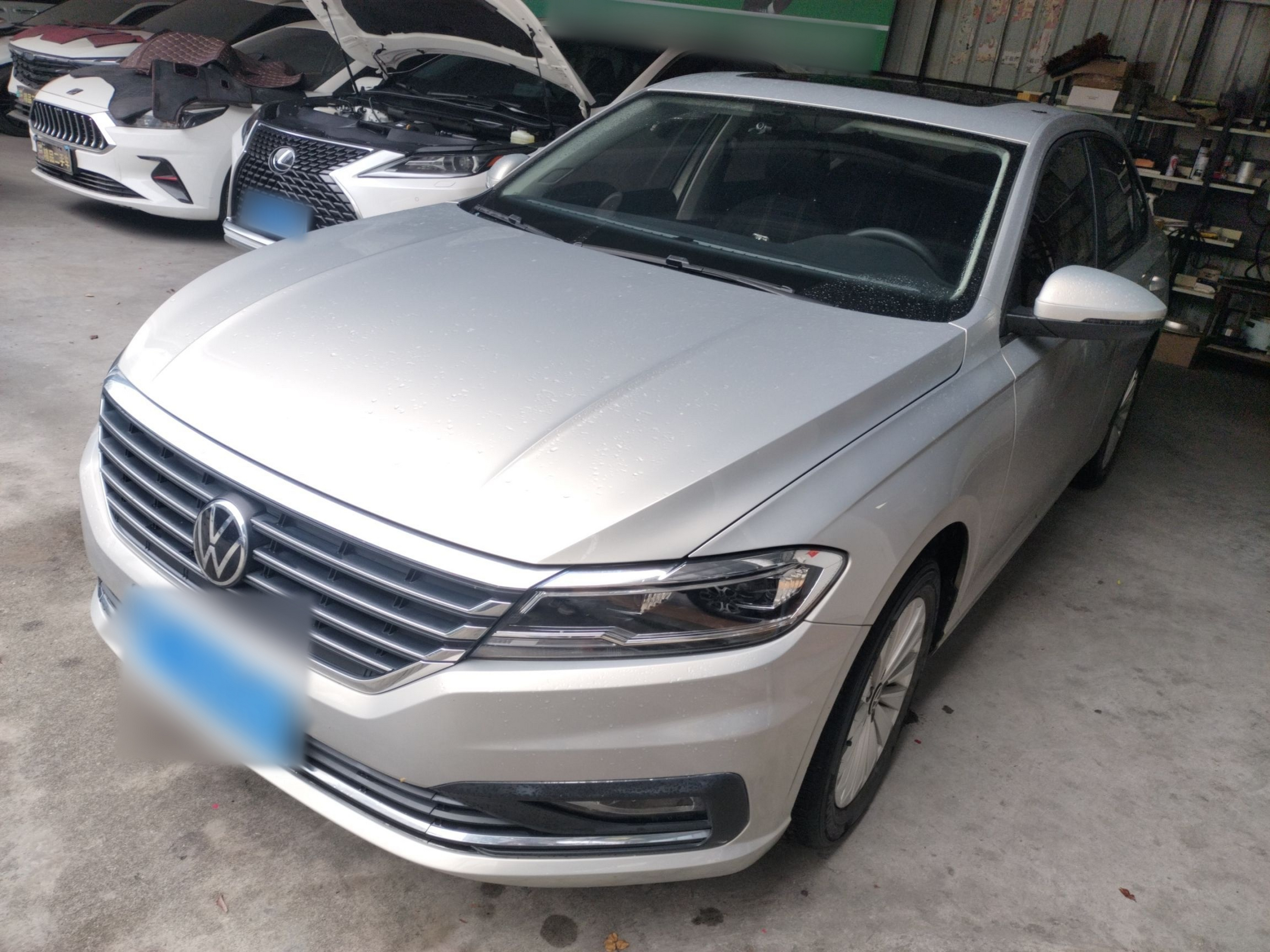 تحت مقدمة السيارة