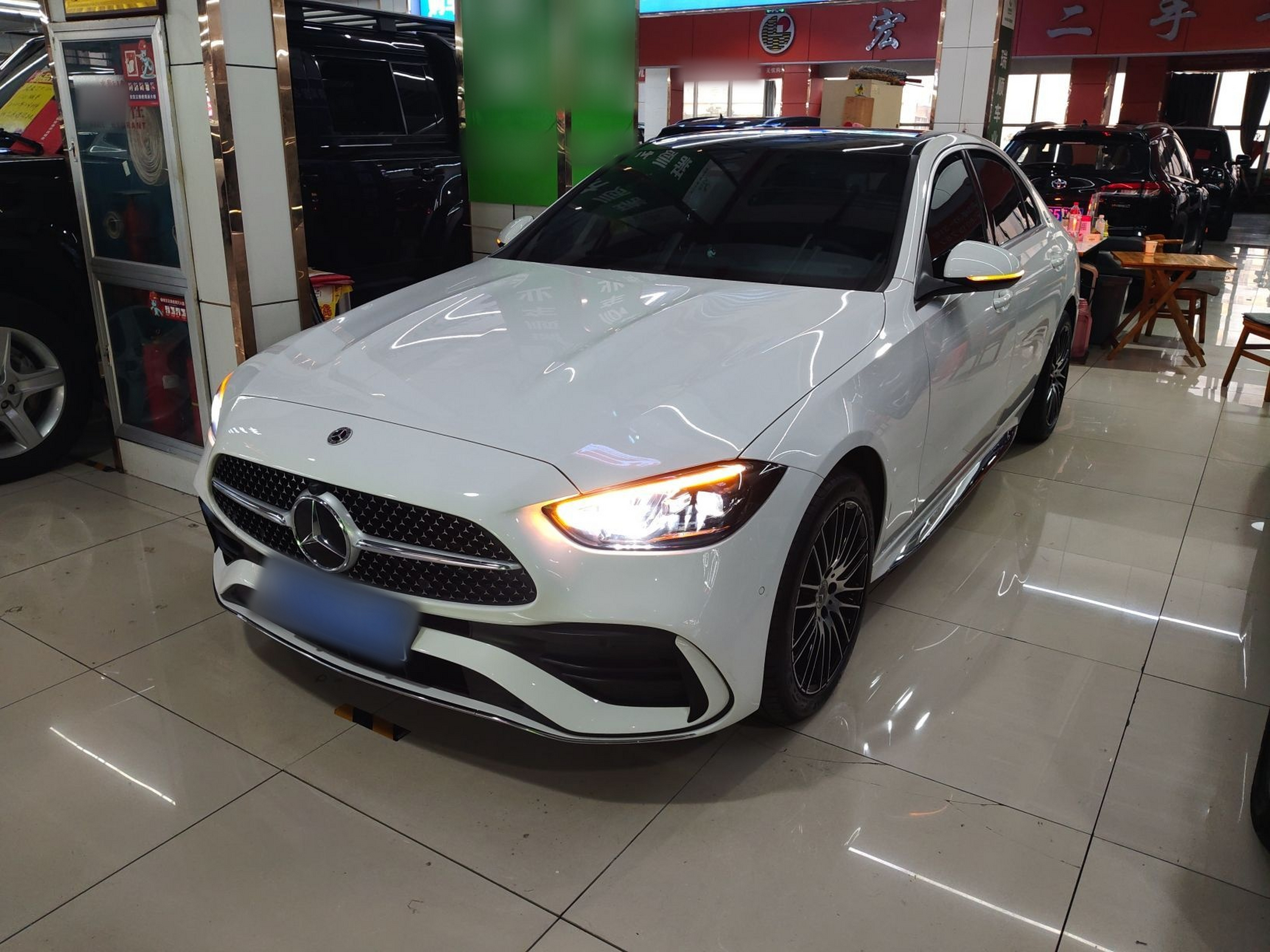 تحت مقدمة السيارة