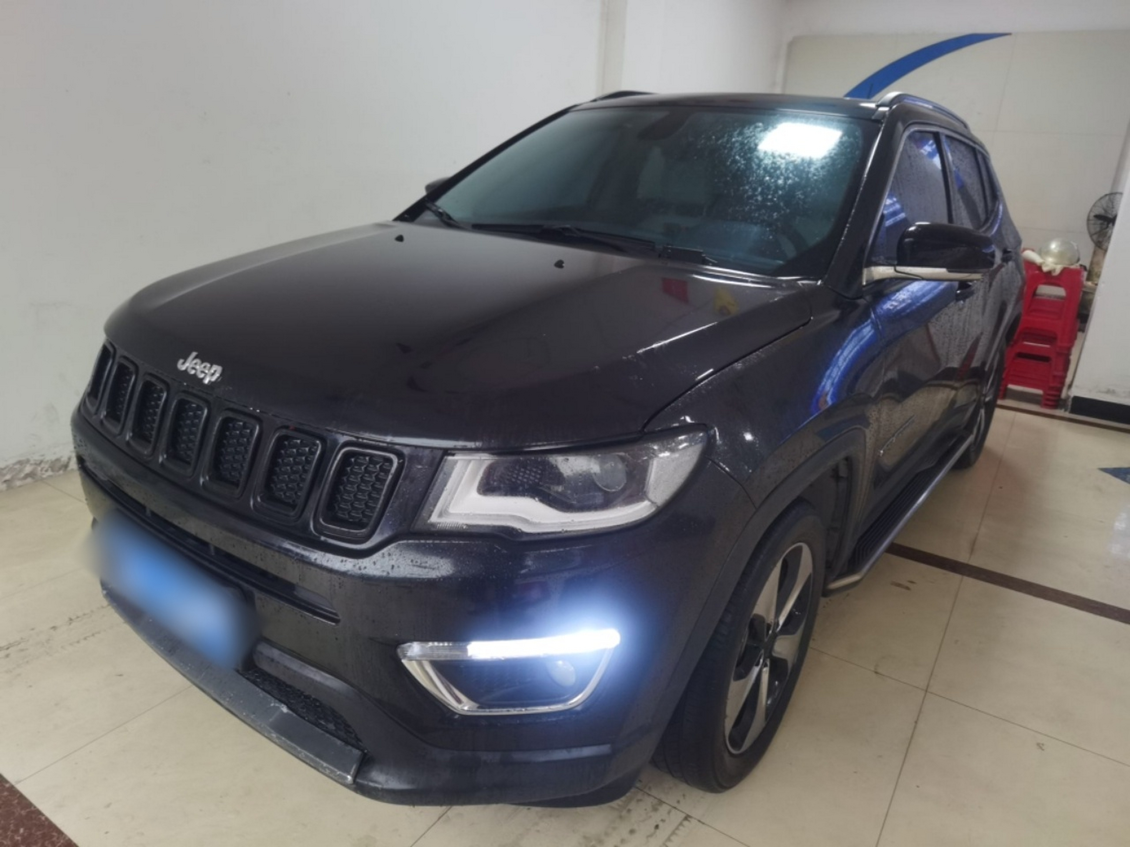 Под передней частью автомобиля