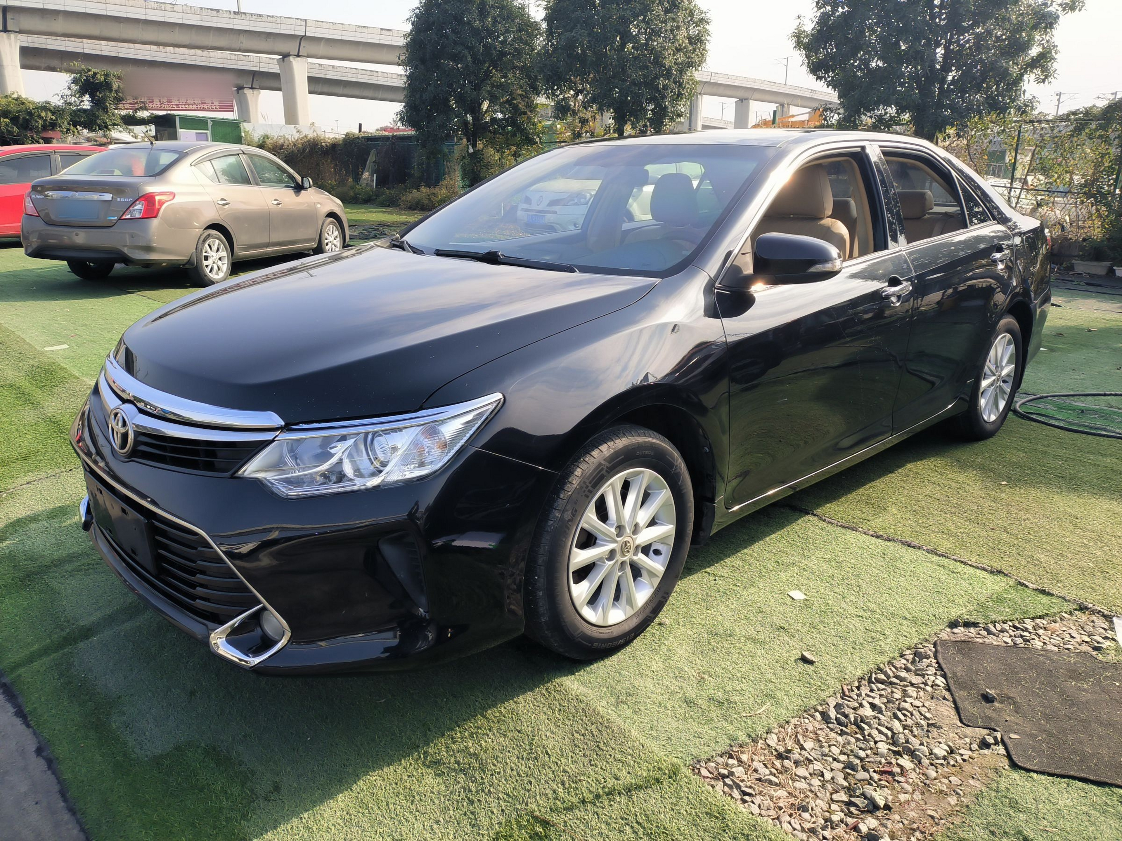 Под передней частью автомобиля