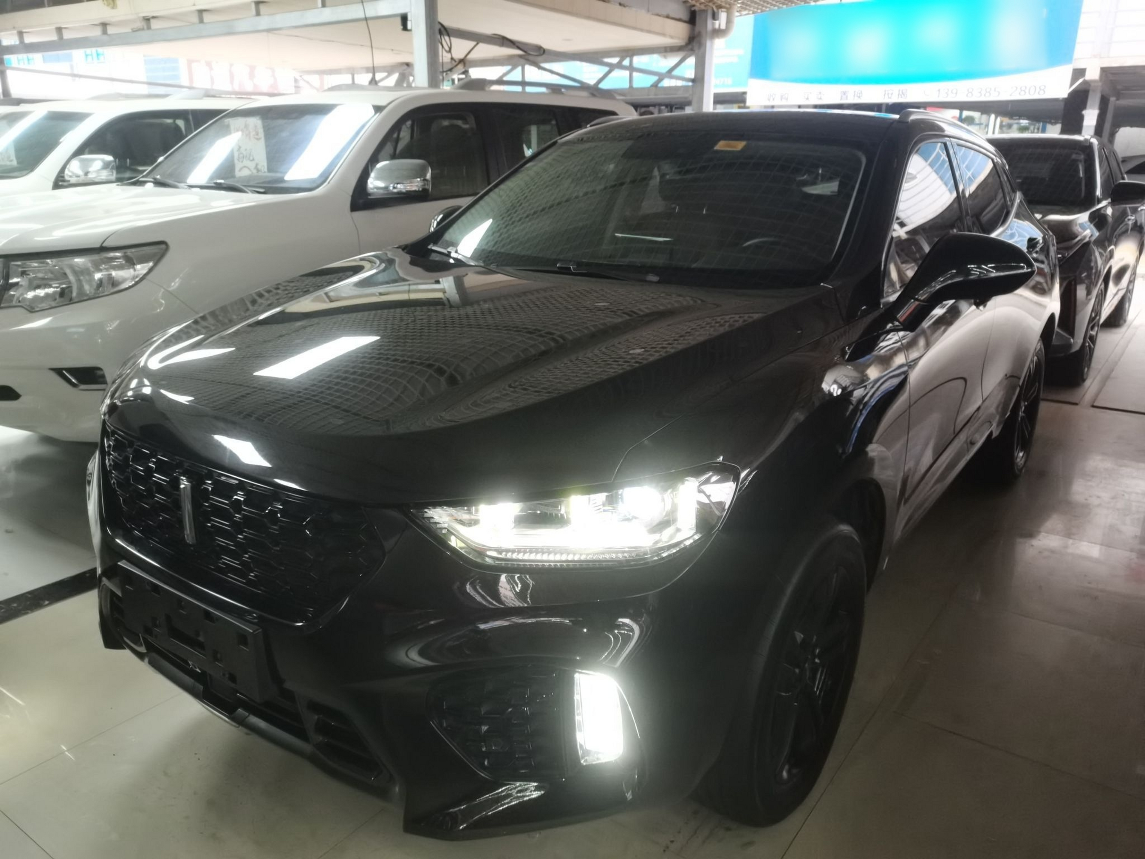 تحت مقدمة السيارة