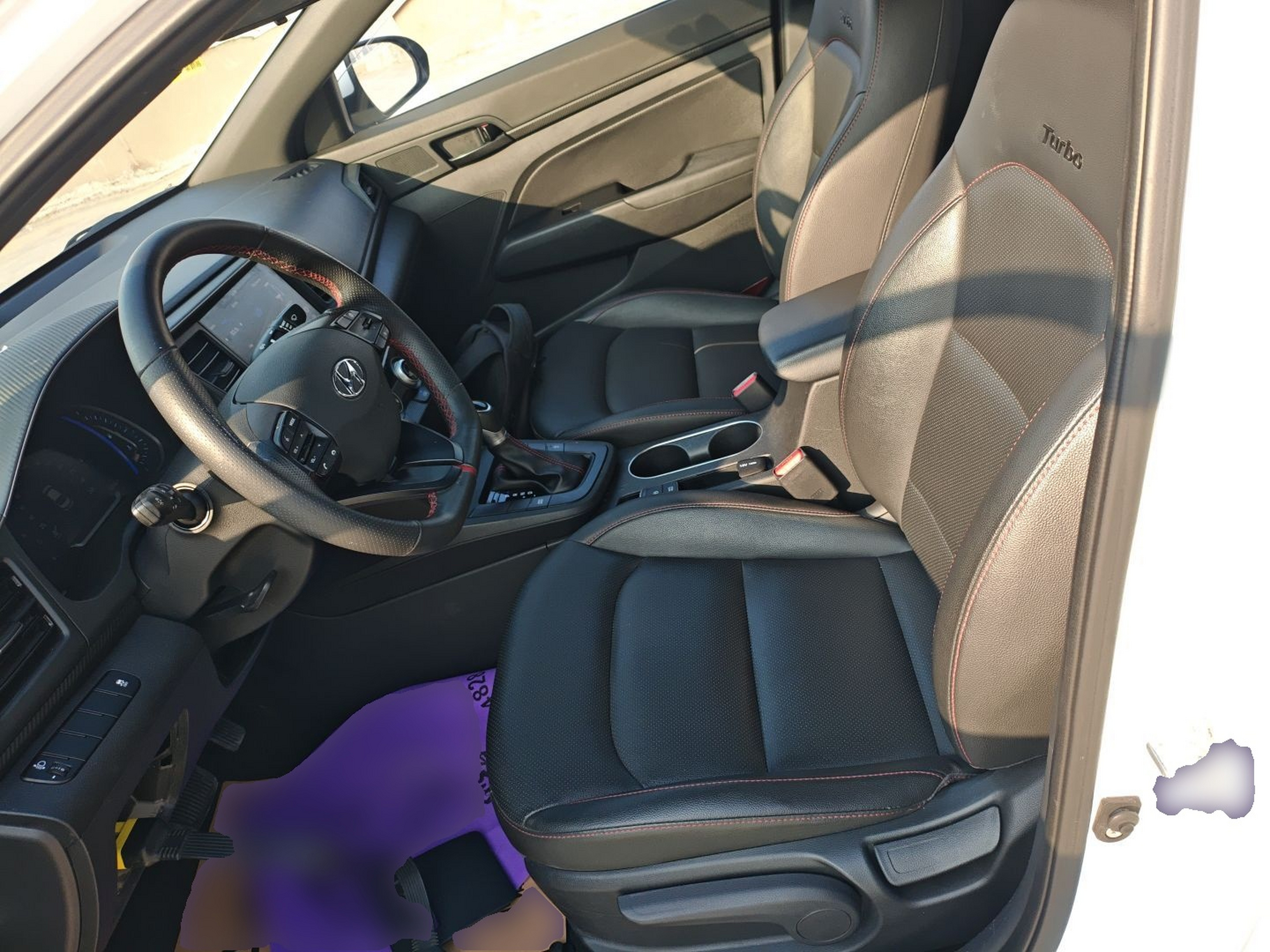 المقاعد الأمامية داخل السيارة