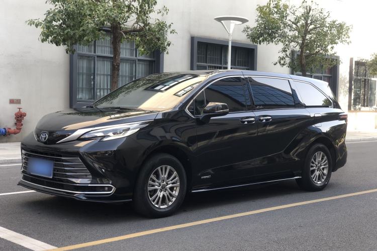 Used Toyota Sienna 2023 2.5L Hybrid Luxury Edition
