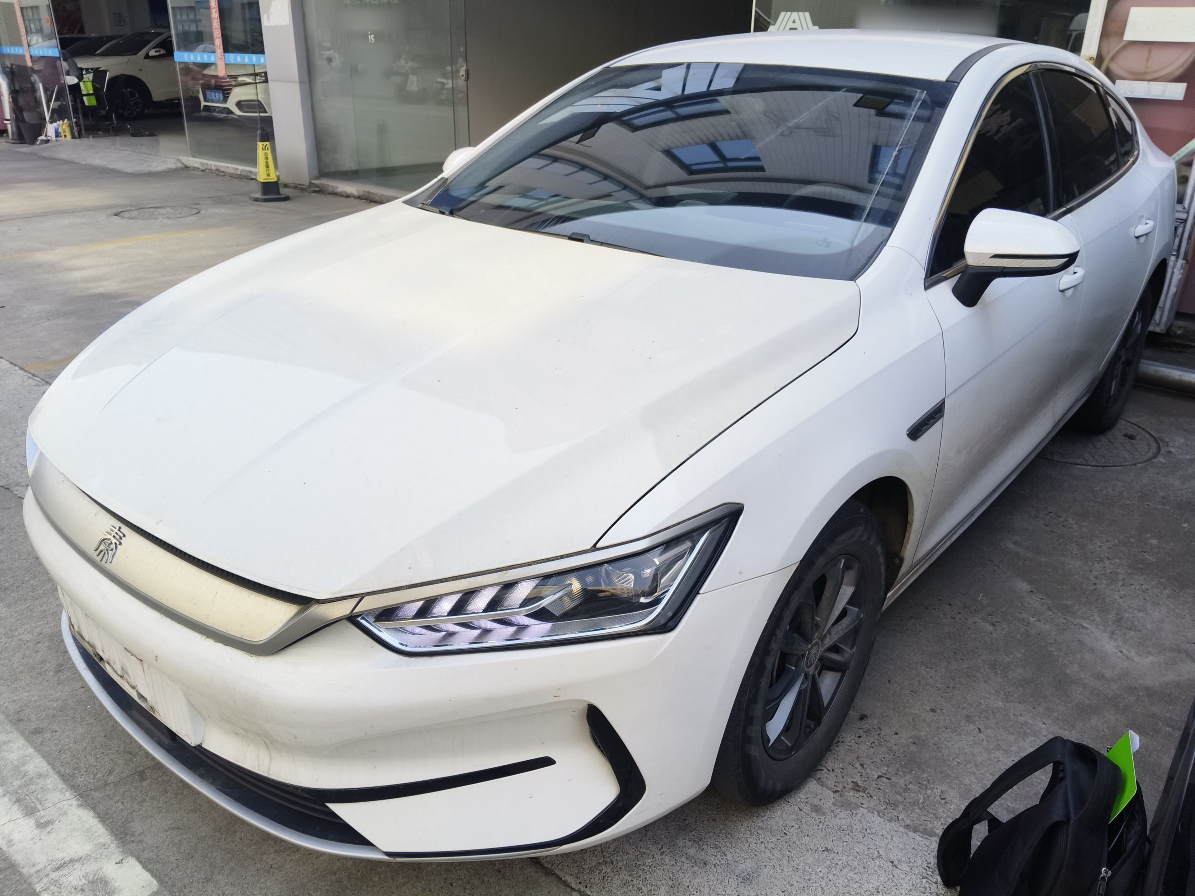 Под передней частью автомобиля