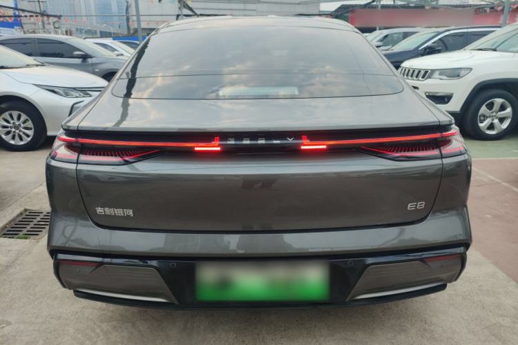 Used  E8 2024 550 km Range Rear-Wheel-Drive PRO