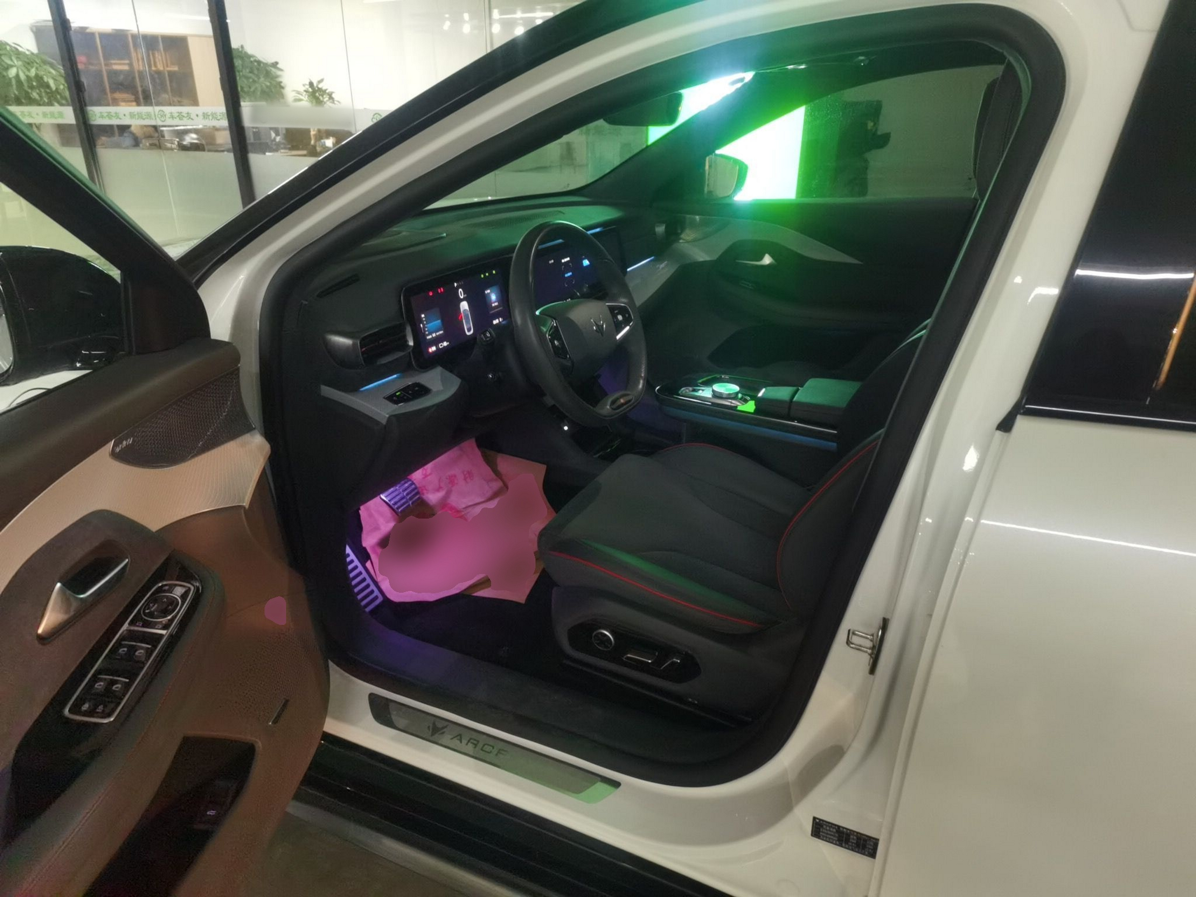 المقاعد الأمامية داخل السيارة