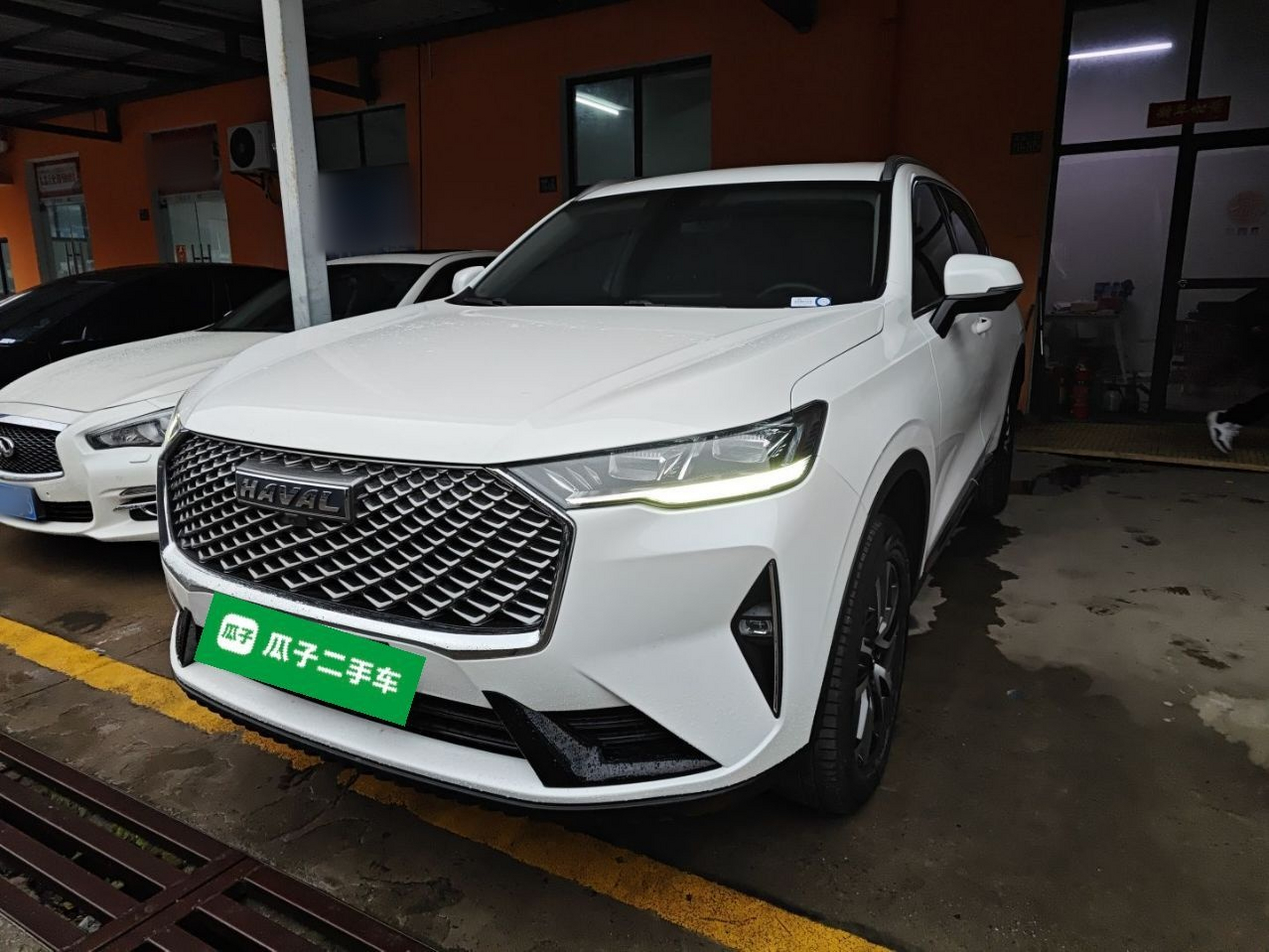 تحت مقدمة السيارة