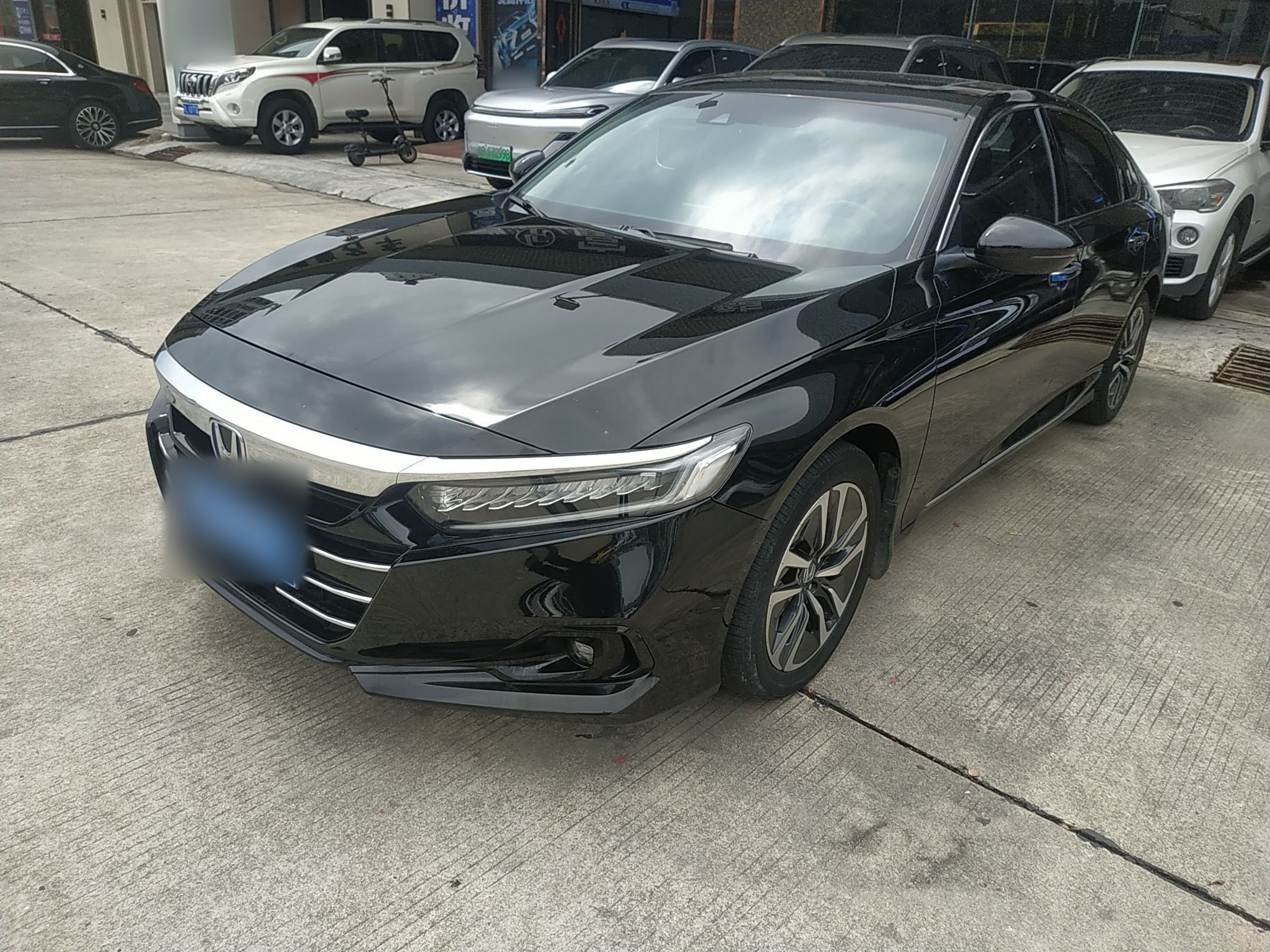 تحت مقدمة السيارة