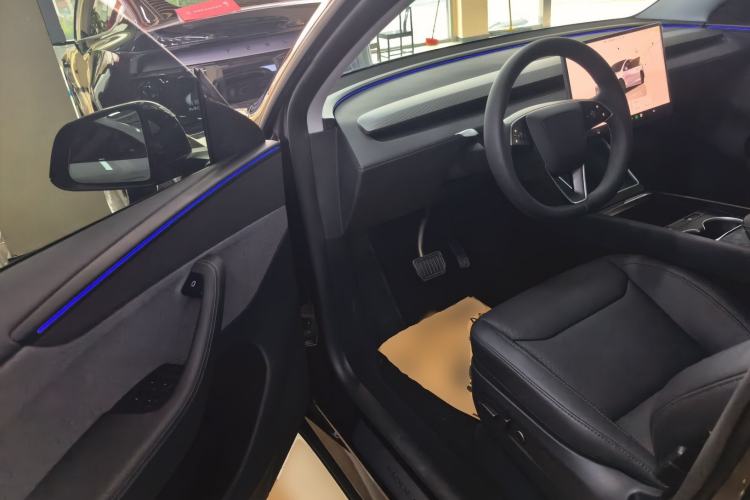 Used Tesla Model Y 2025 Rear-Wheel-Drive Version

