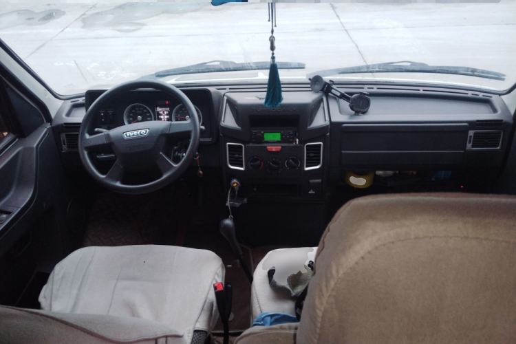 Used Iveco Daily 2021 2.5T A35 M1 Passenger Van 5-9 Seater Short Wheelbase Mid-Roof Design Dual Tires Side Sliding Door
