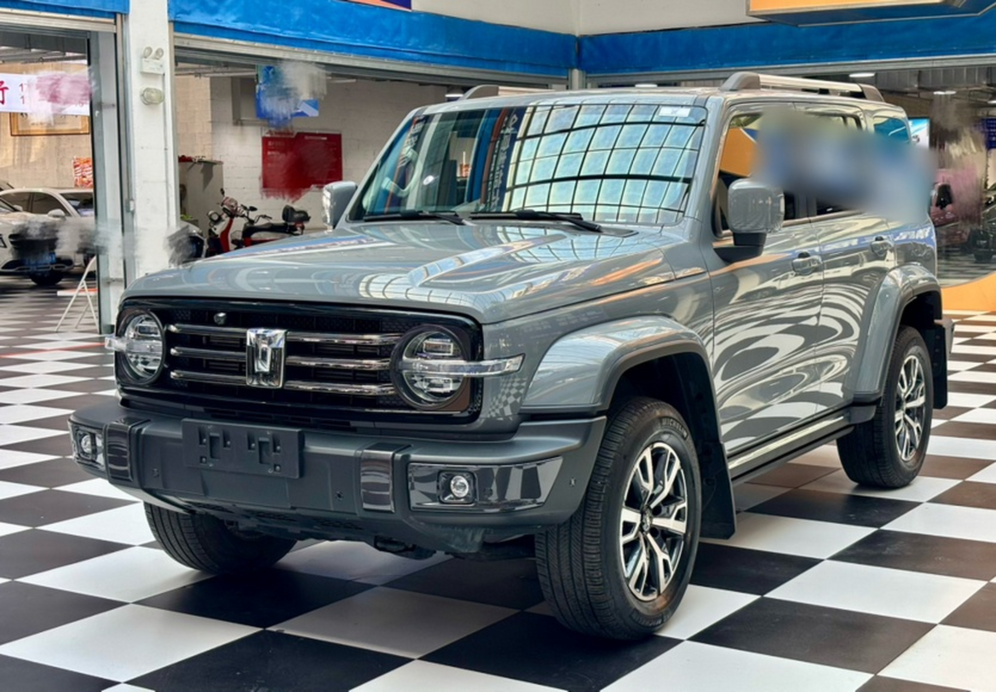 Под передней частью автомобиля