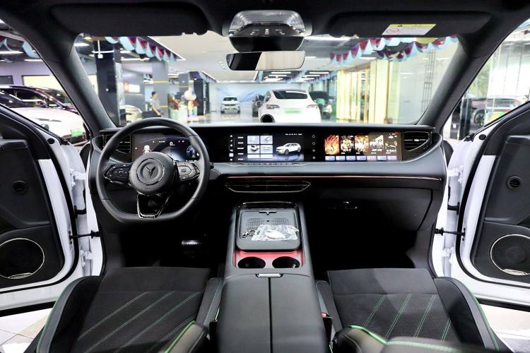 Used VOYAH FREE 2025 318 259 km All-Wheel-Drive Exploration Edition
