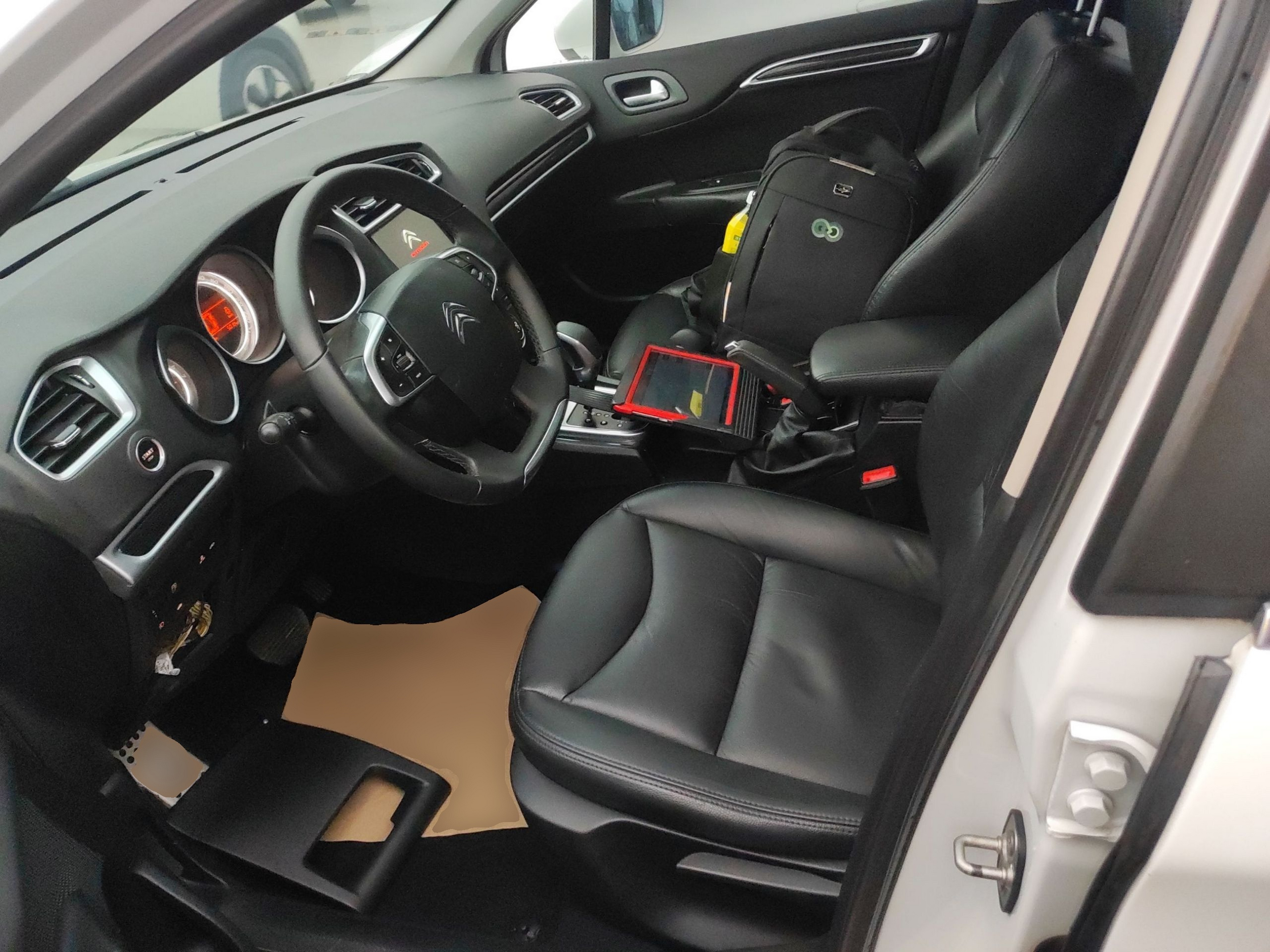 Переднее сиденье в автомобиле