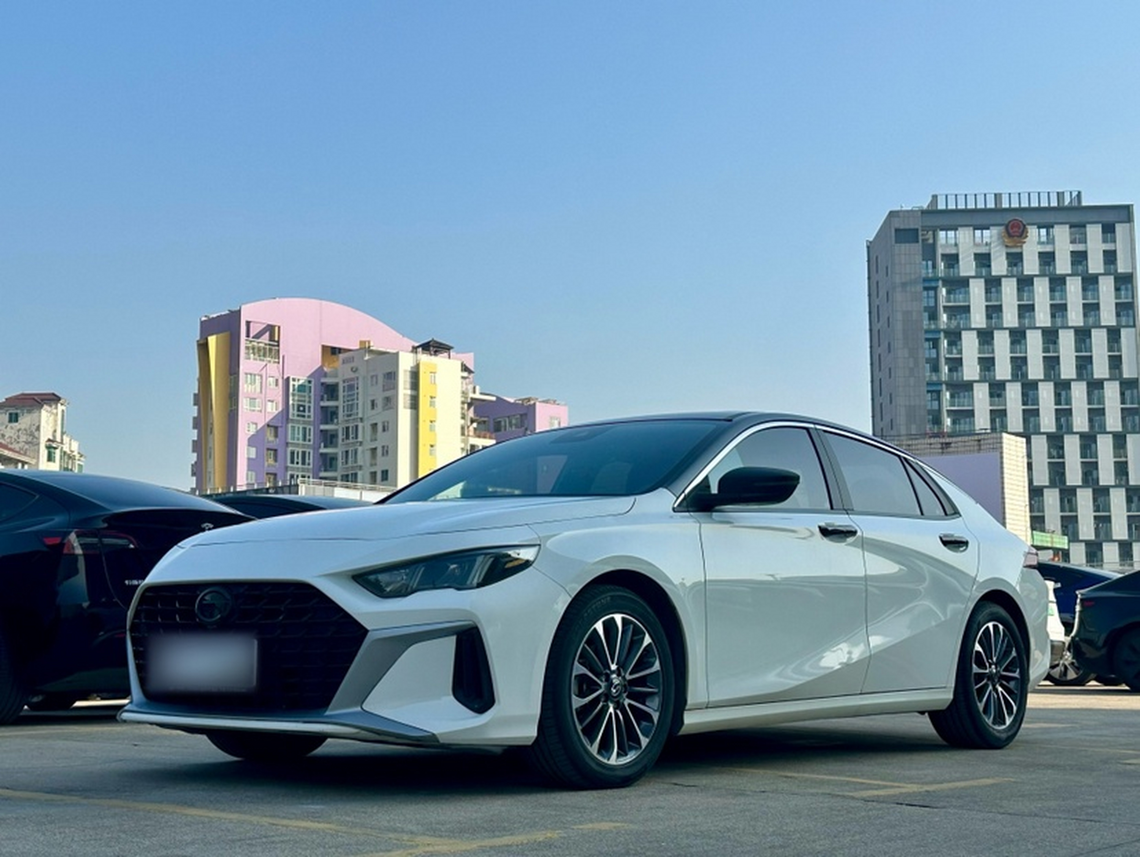 تحت مقدمة السيارة