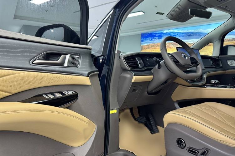 Used Denza D9 2022 DM-i 970 Four-Wheel Drive Prestige Model
