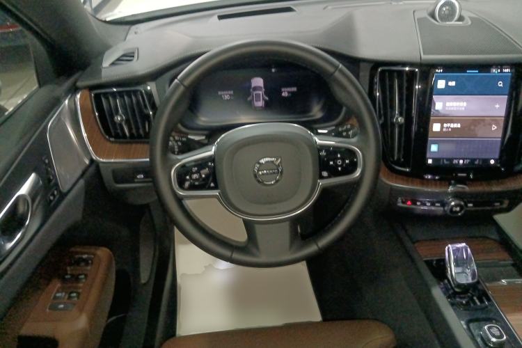 Used Volvo XC60 New Energy 2024 T8 Plug-in Hybrid Long-Range All-Wheel Drive Smart Luxury Edition
