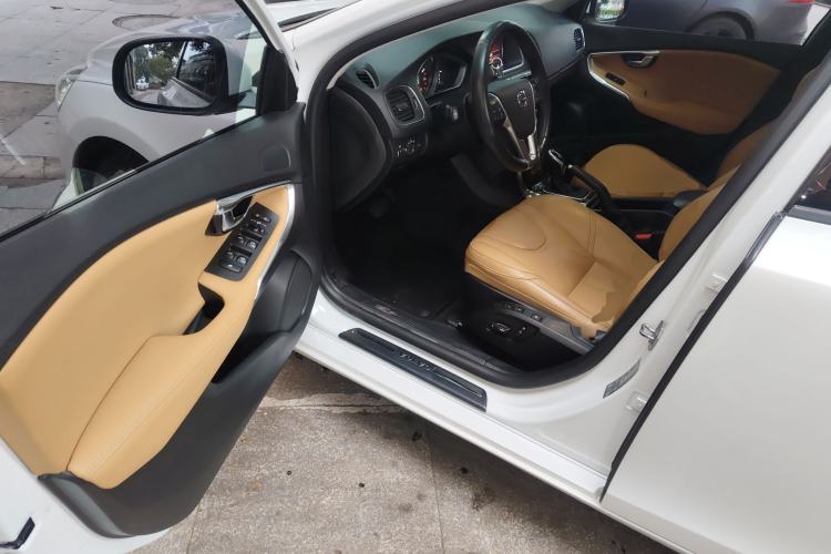 Used Volvo V40 2017 T3 Zhiyi Edition