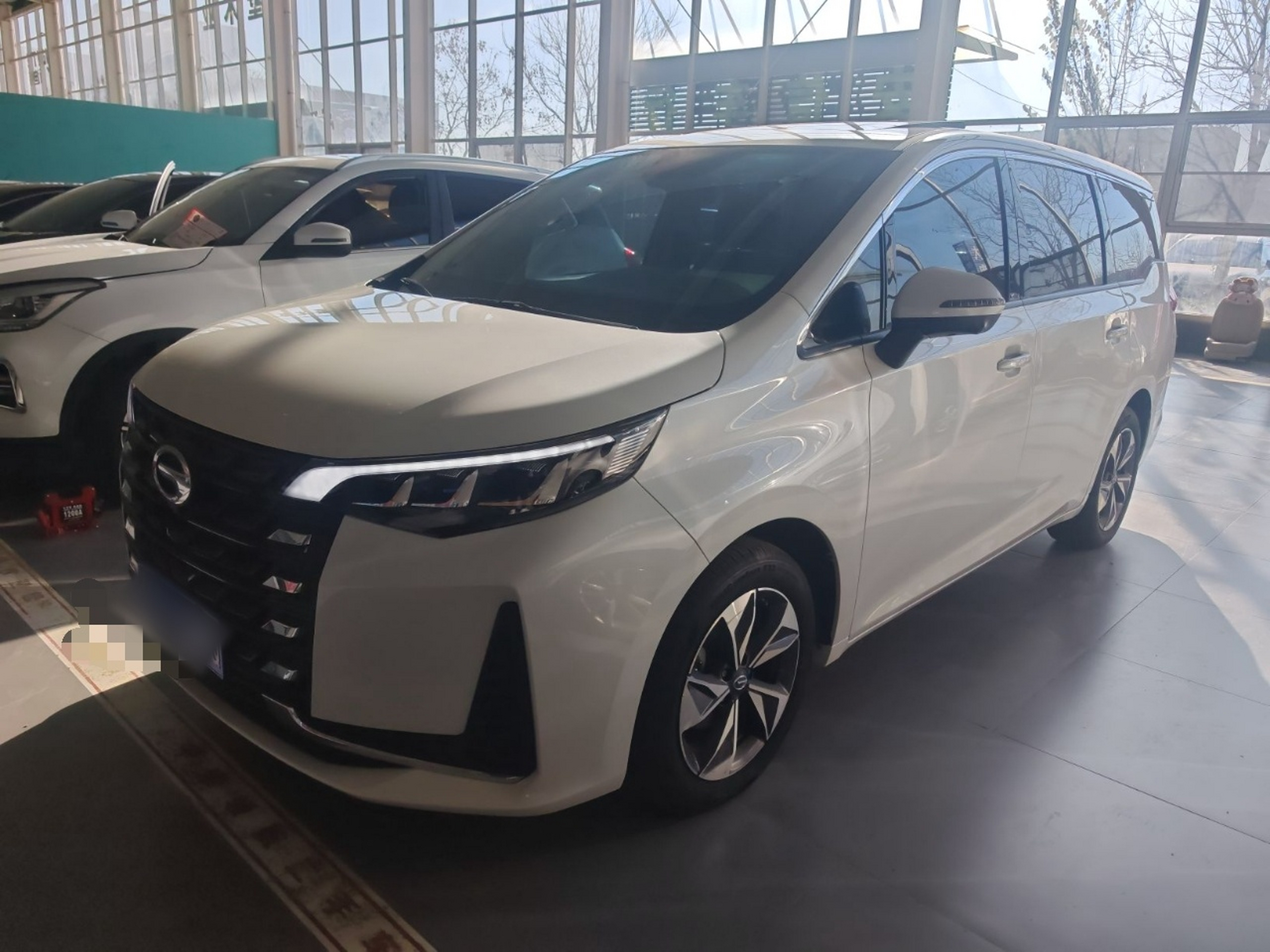 Под передней частью автомобиля