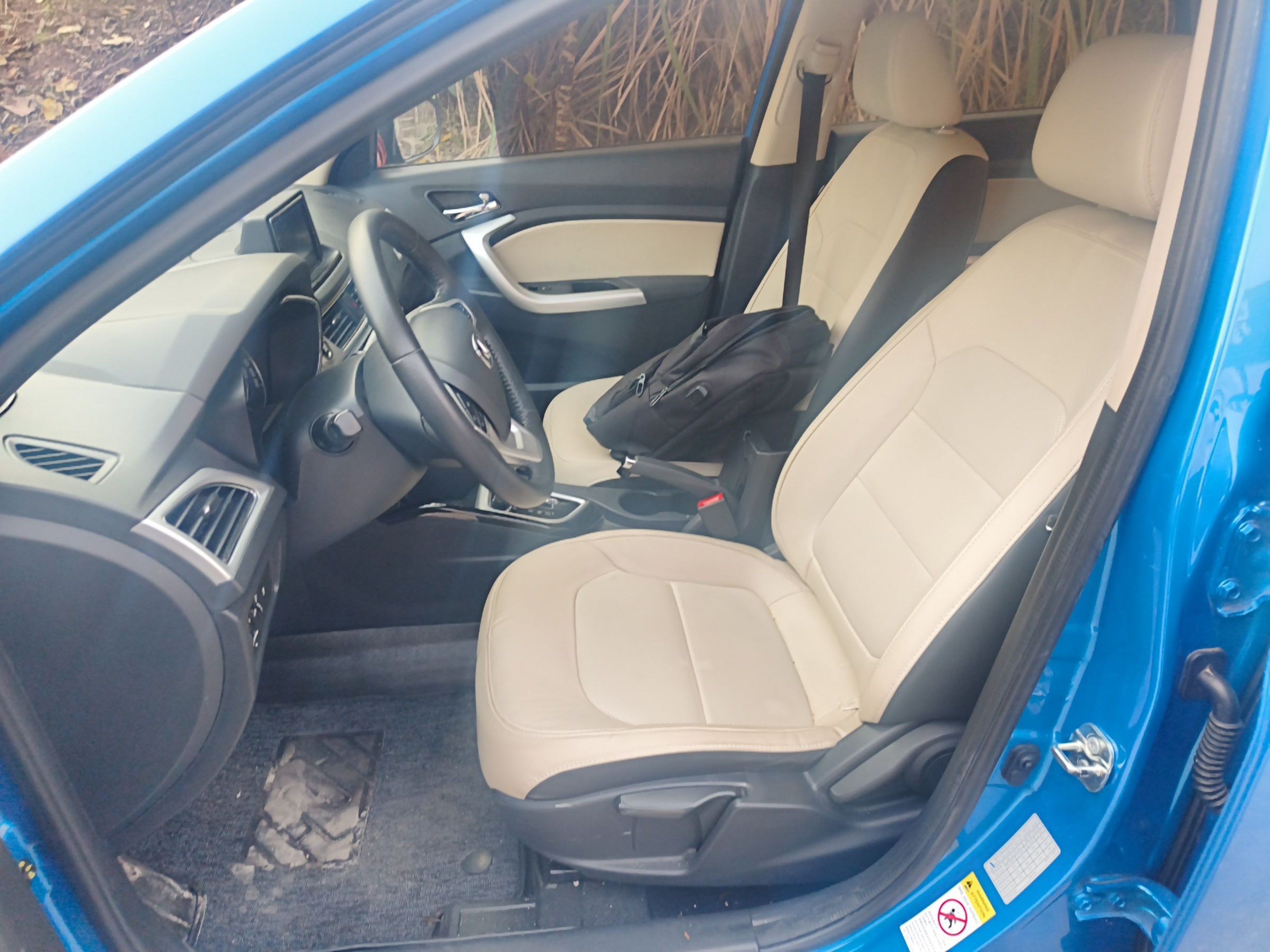 المقاعد الأمامية داخل السيارة