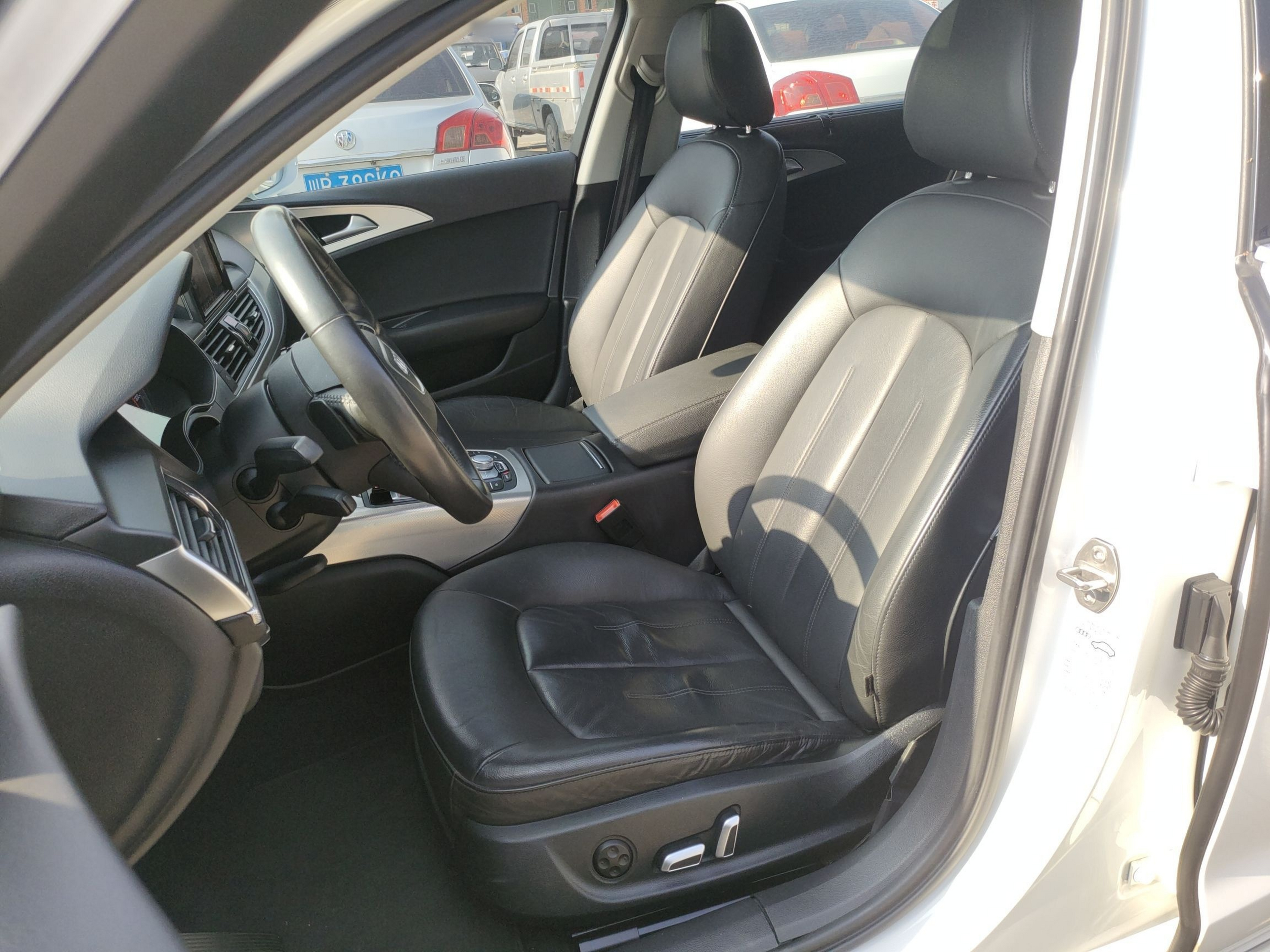 Переднее сиденье в автомобиле